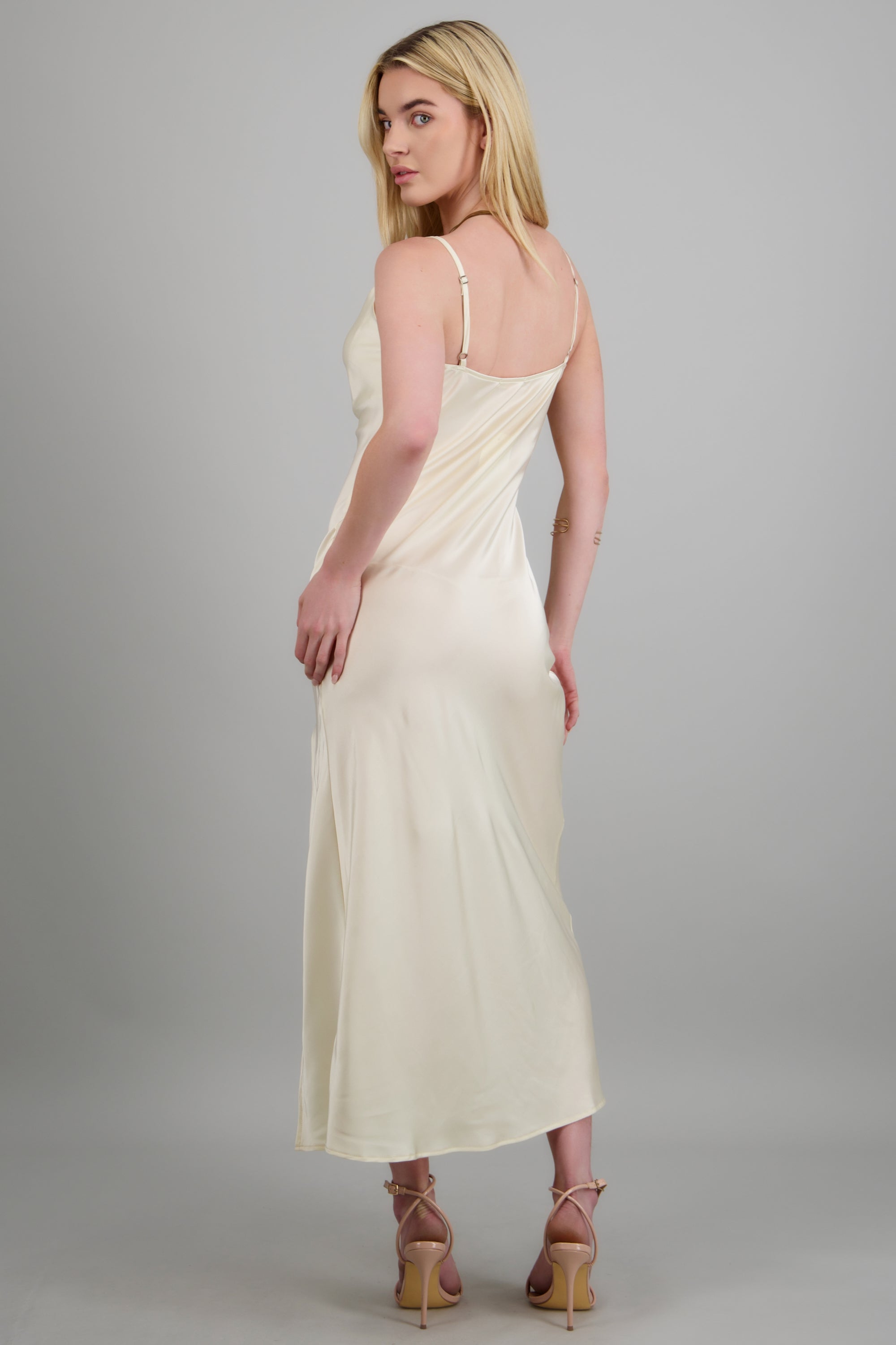 Vestido maxi satin escote columpio CREMA