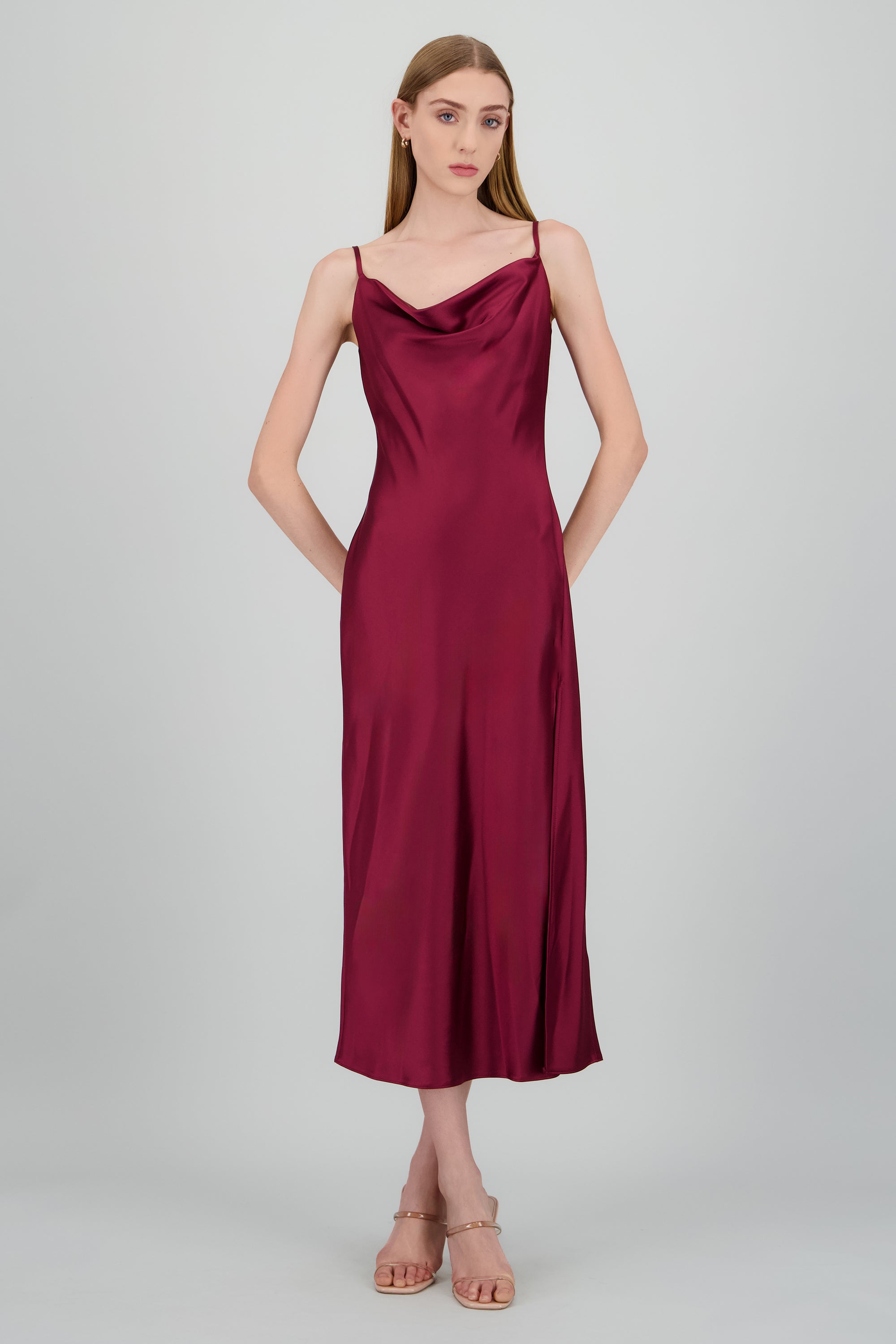 Vestido maxi satin escote columpio CIRUELA