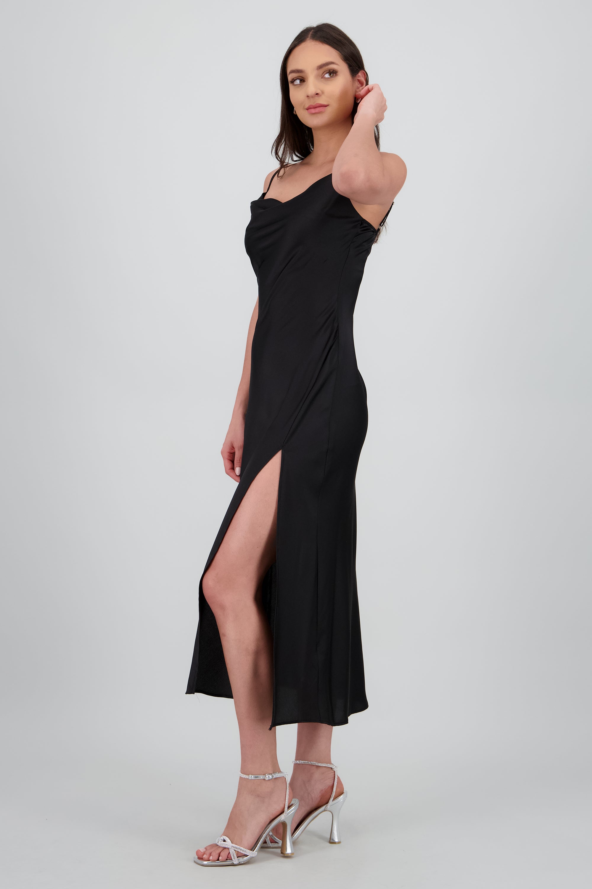 Vestido maxi satin escote columpio NEGRO