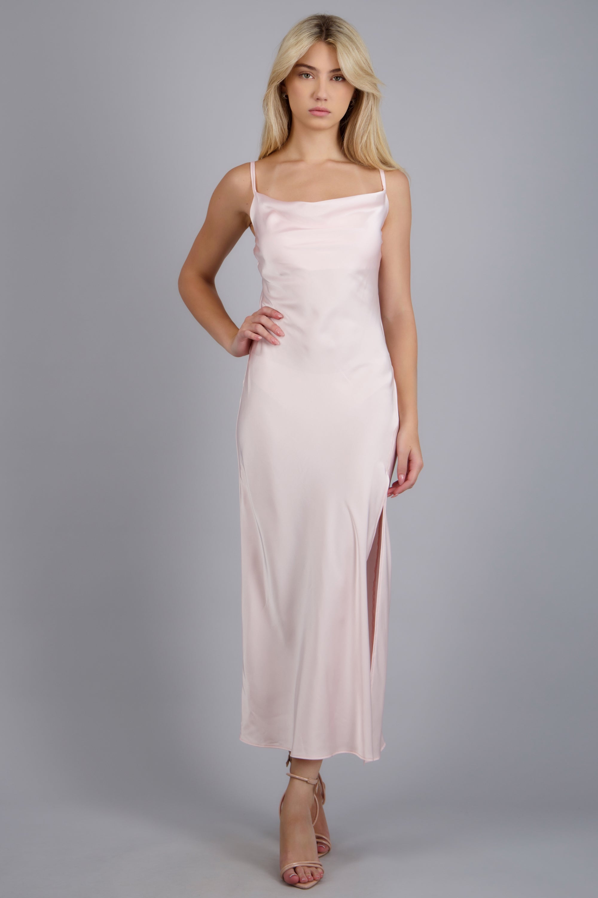 Vestido maxi satin escote columpio ROSA PASTEL