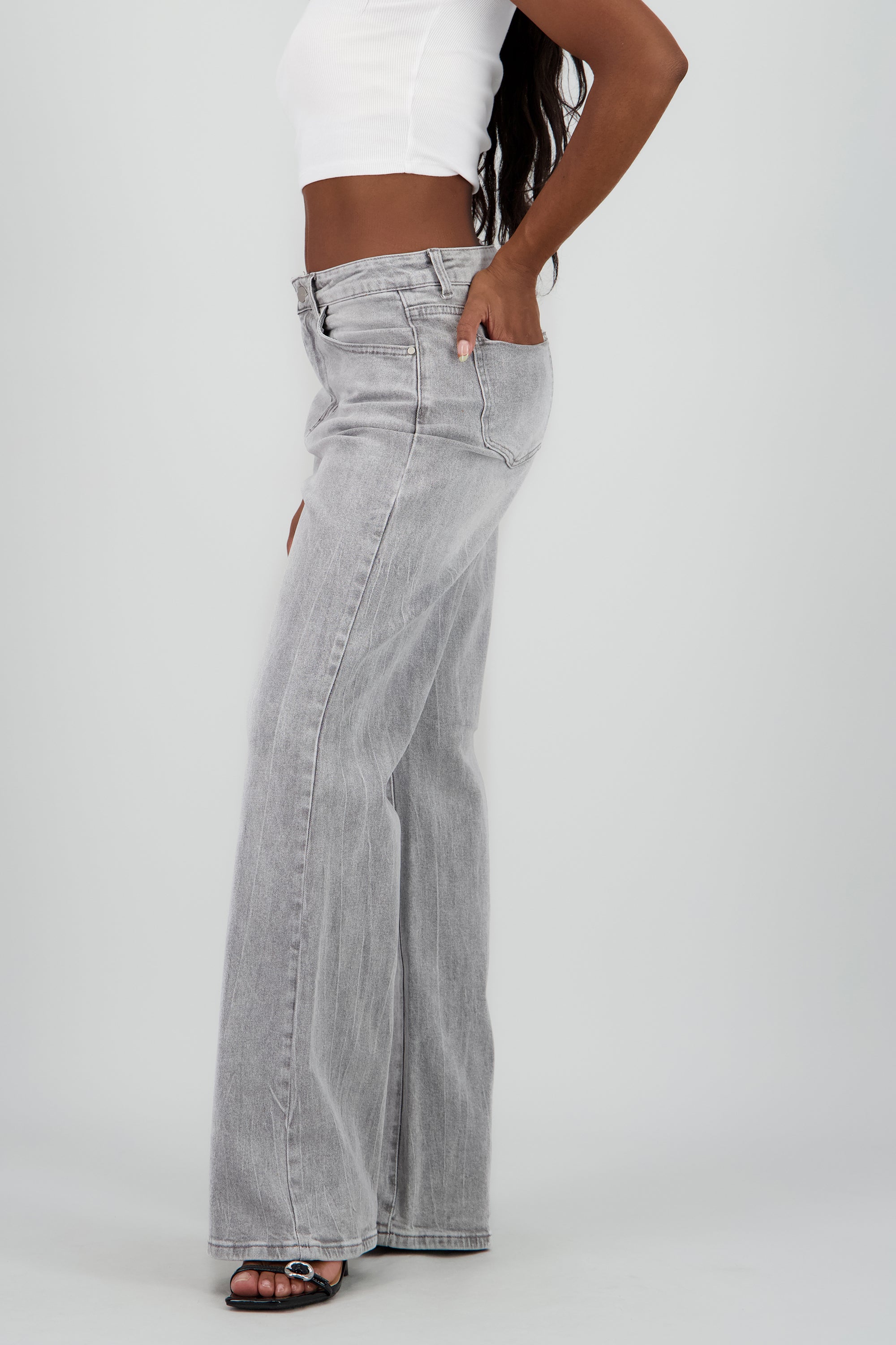 Jeans straight deslavados GRIS