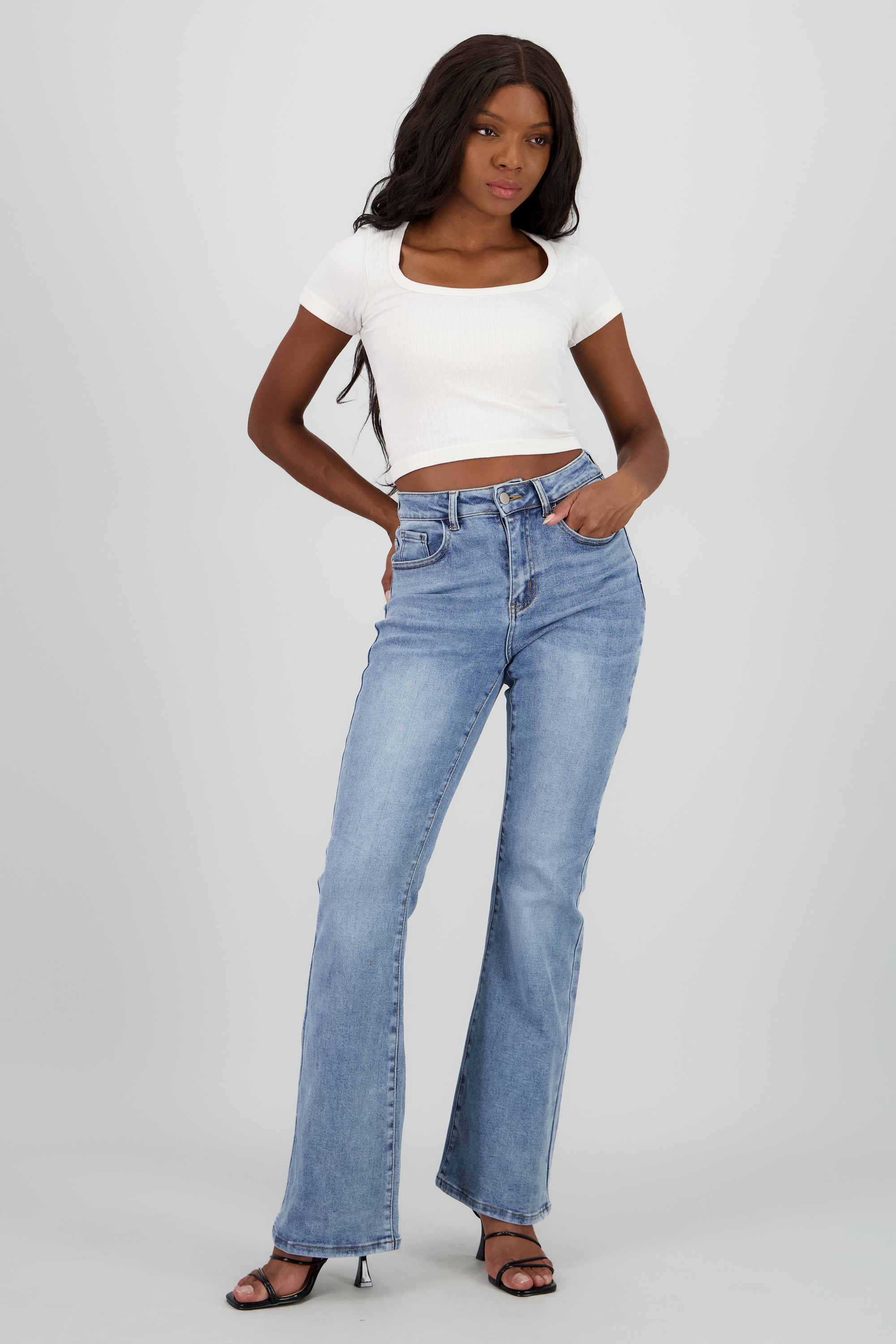 Jeans flare amplios MEDIUM WASH