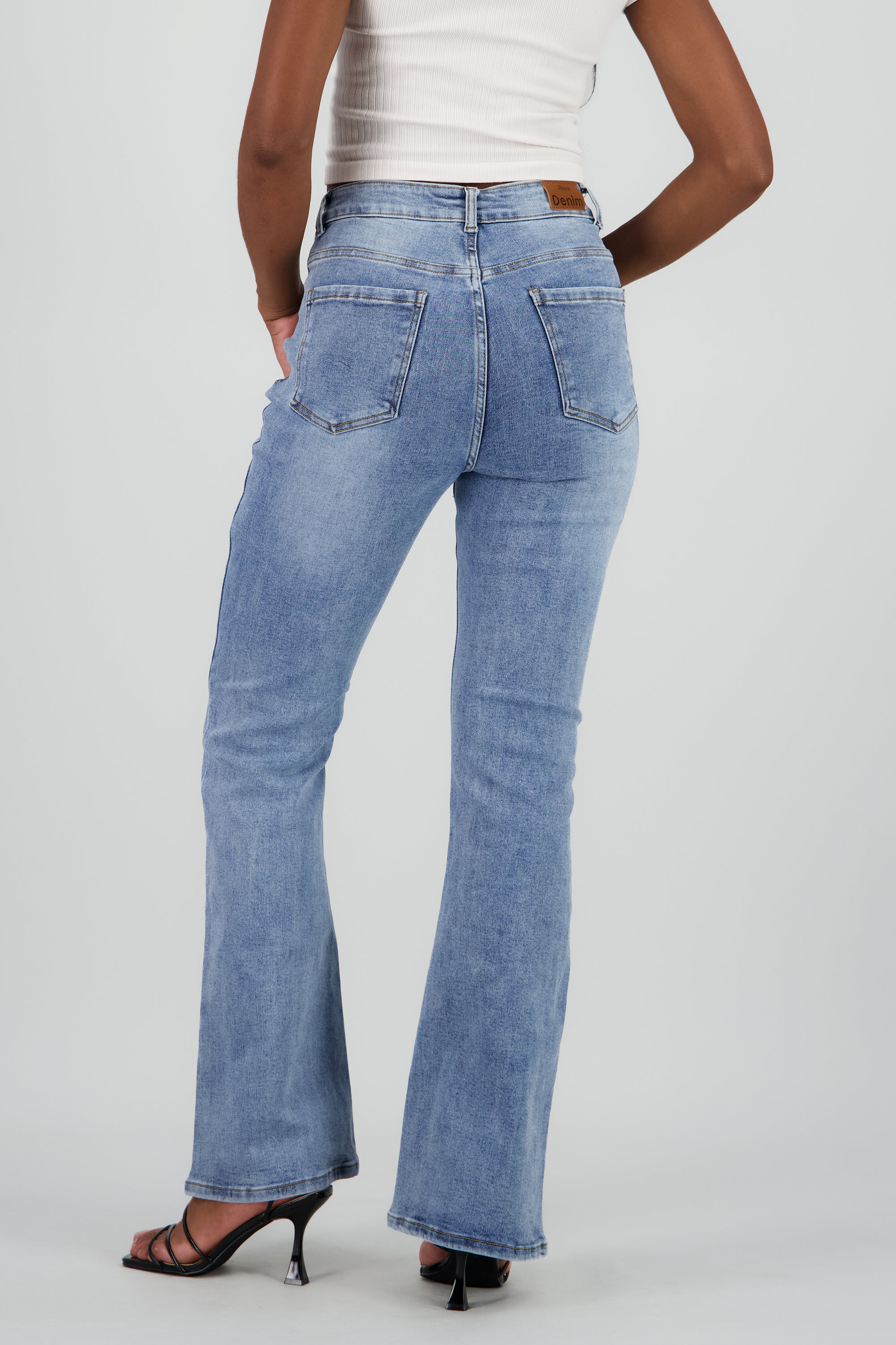 Jeans flare amplios MEDIUM WASH