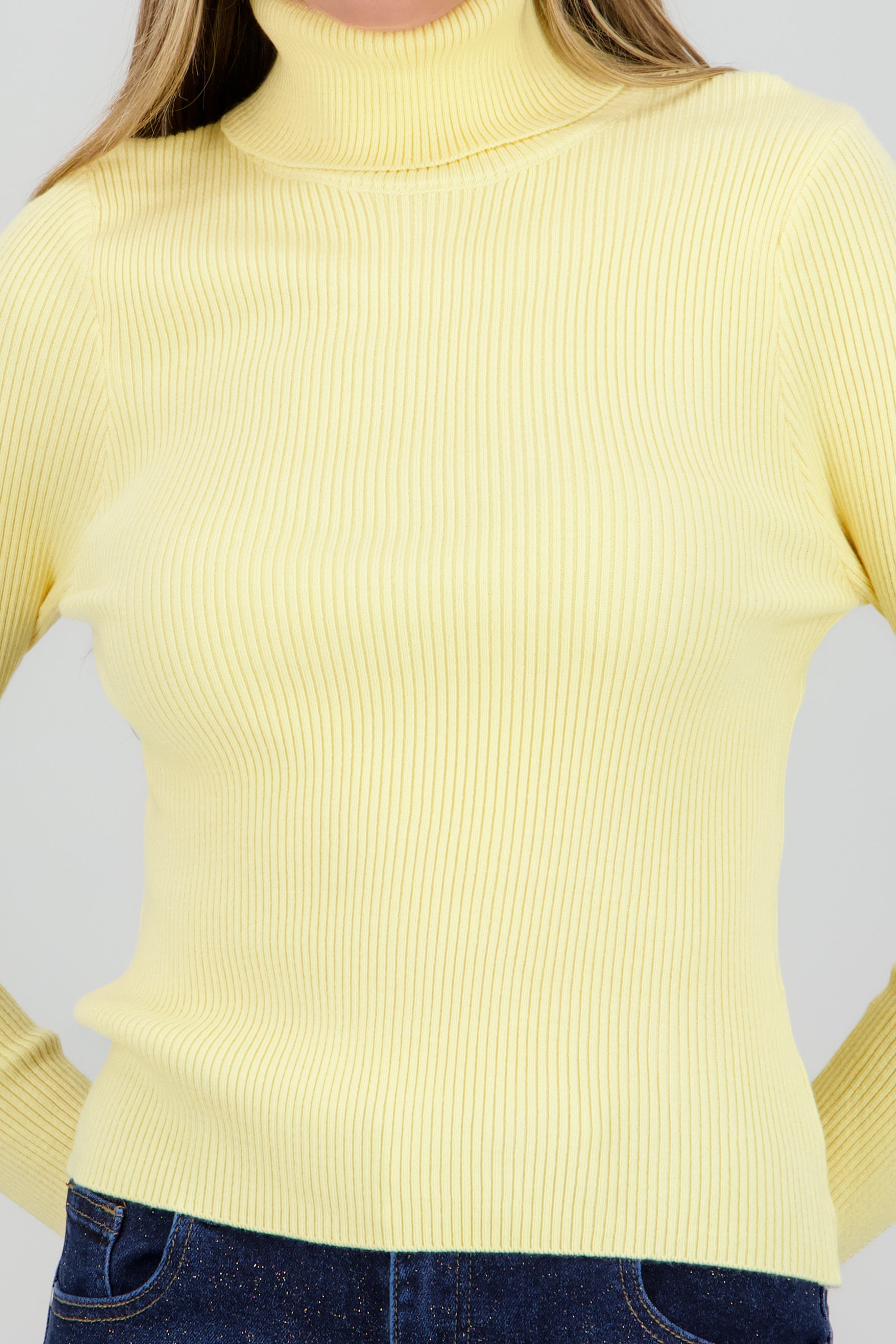 Sueter acanalado con cuello alto AMARILLO