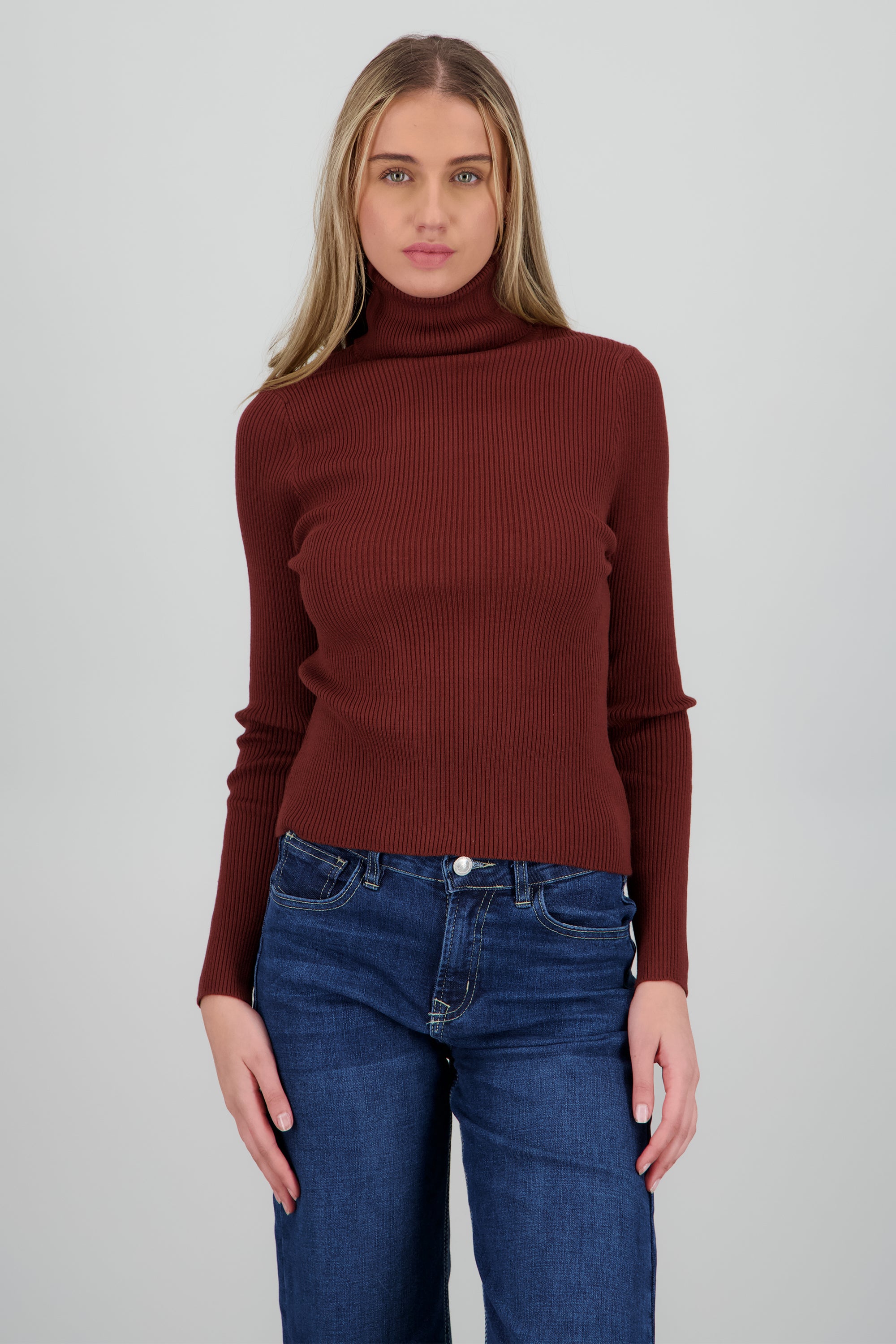 Sueter acanalado con cuello alto CAFE