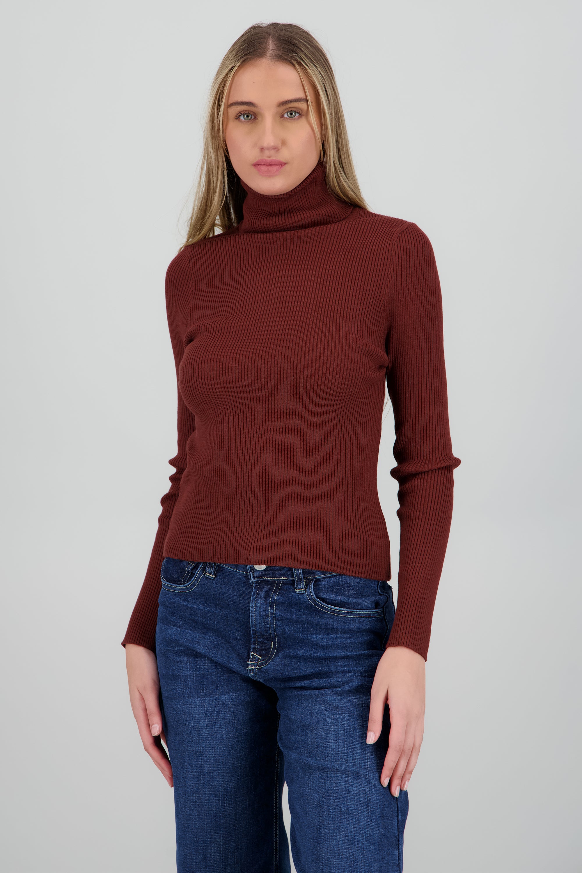 Sueter acanalado con cuello alto CAFE