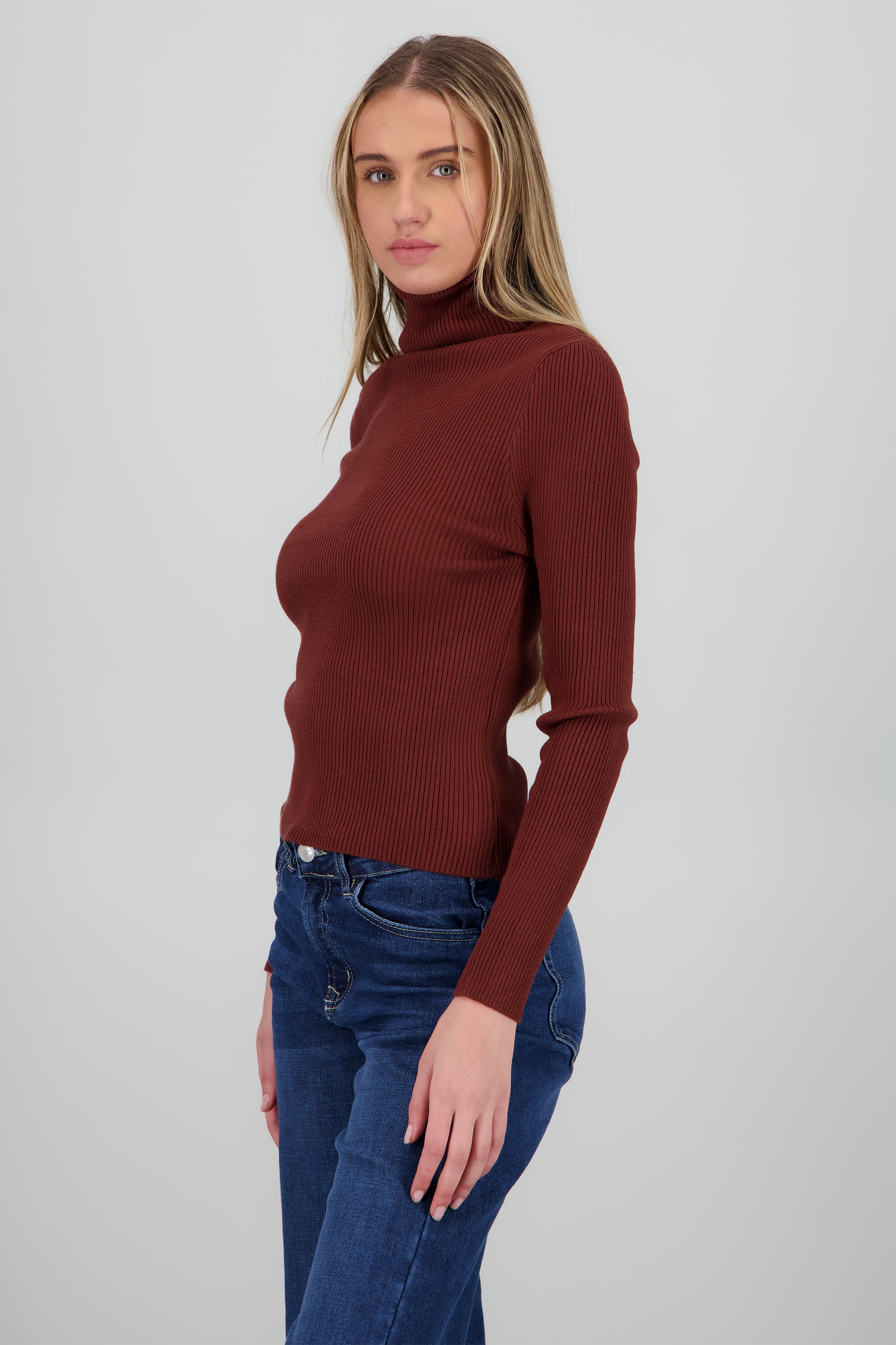 Sueter acanalado con cuello alto CAFE