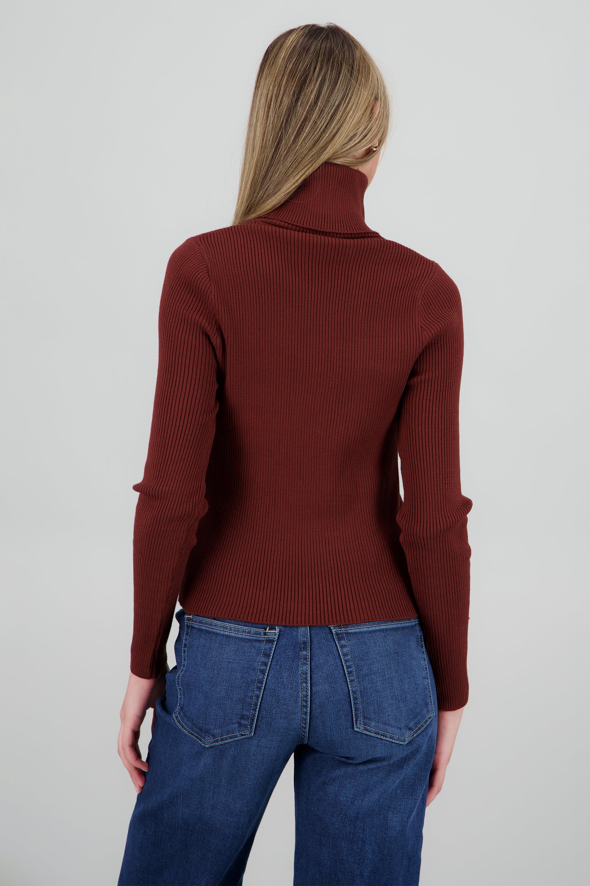 Sueter acanalado con cuello alto CAFE