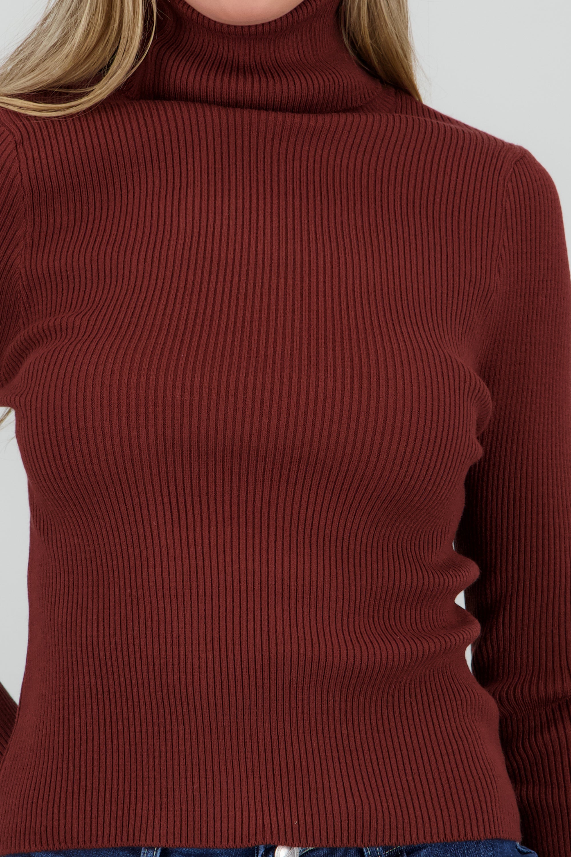 Sueter acanalado con cuello alto CAFE