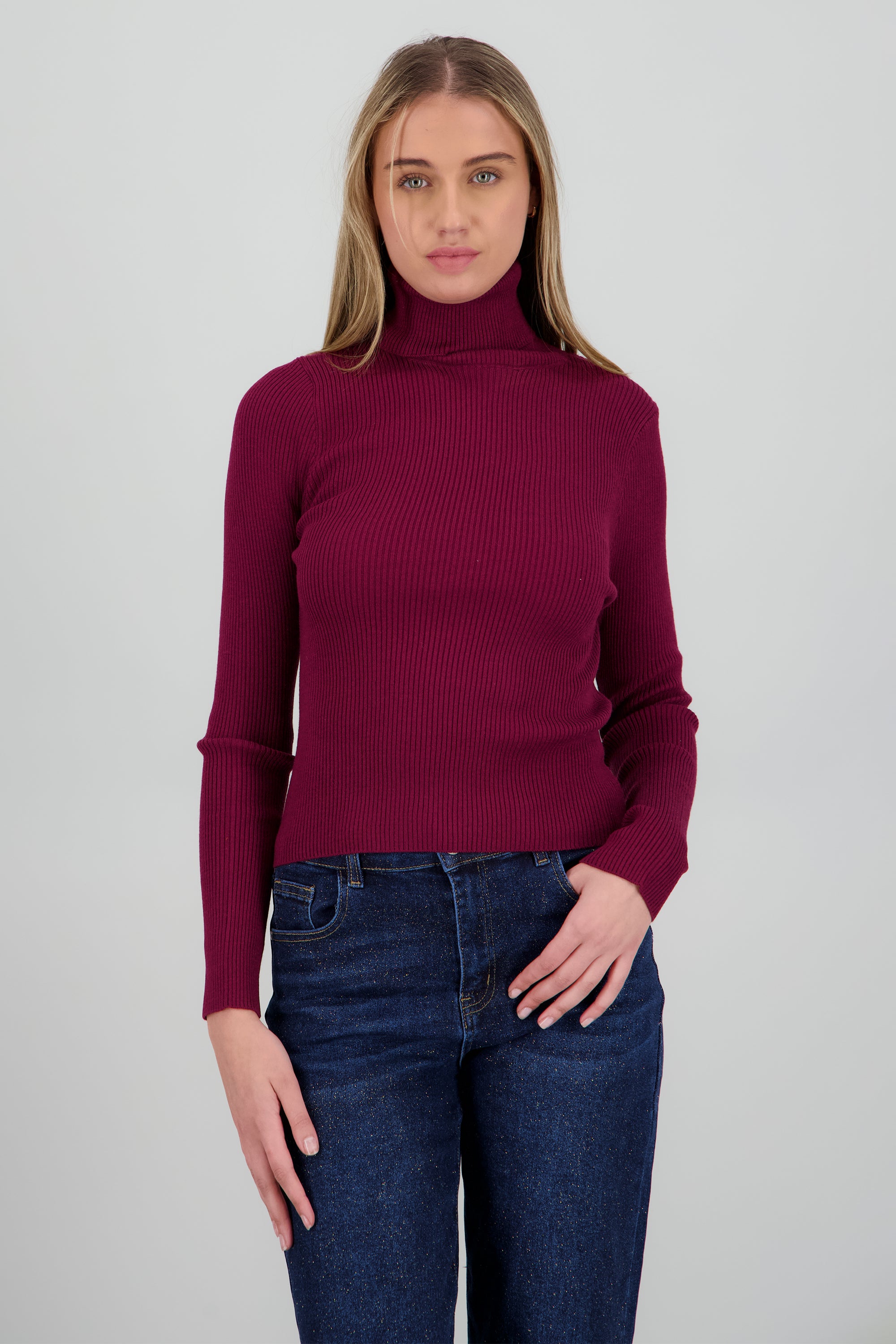 Sueter acanalado con cuello alto VINO