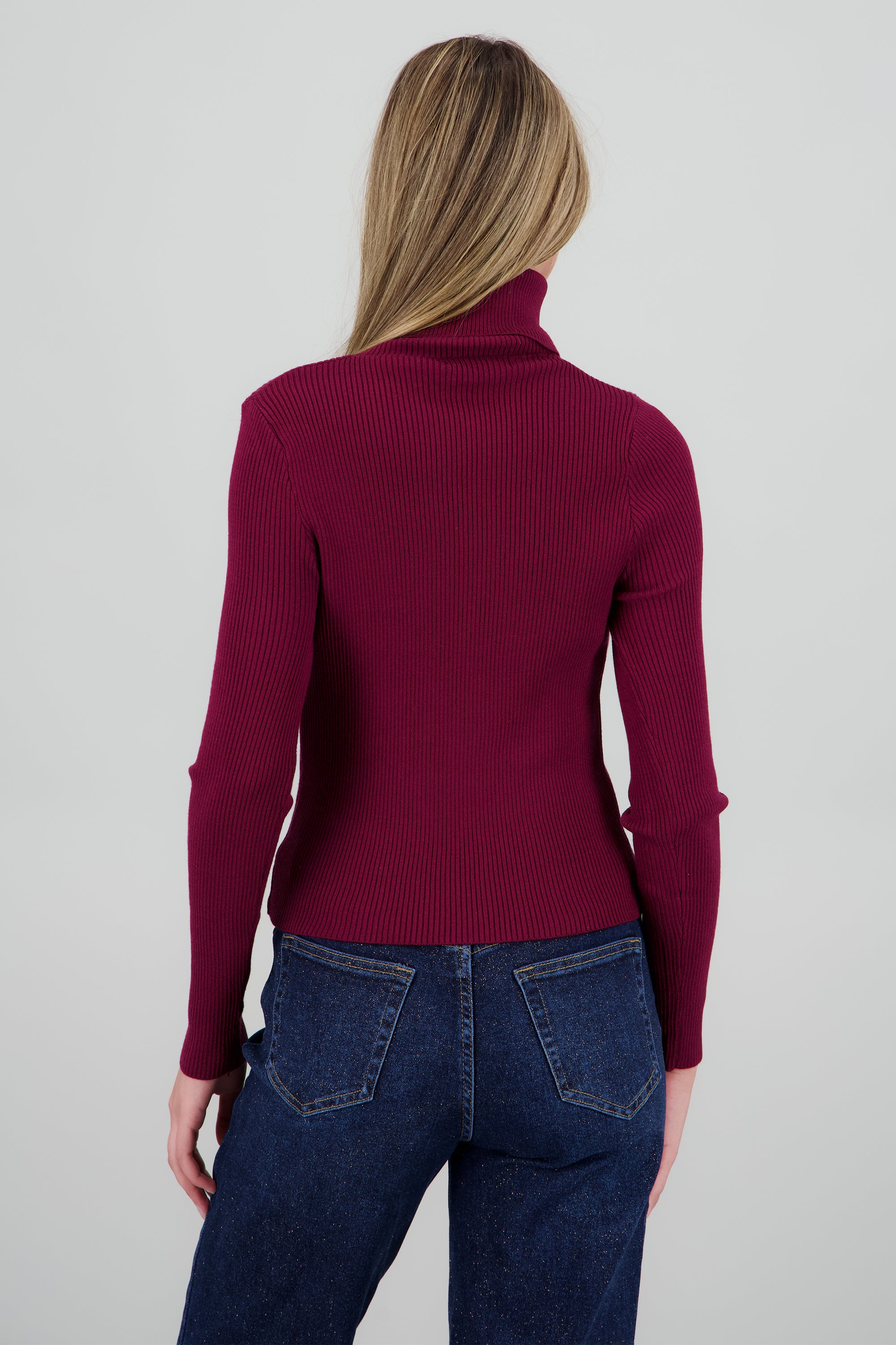 Sueter acanalado con cuello alto VINO