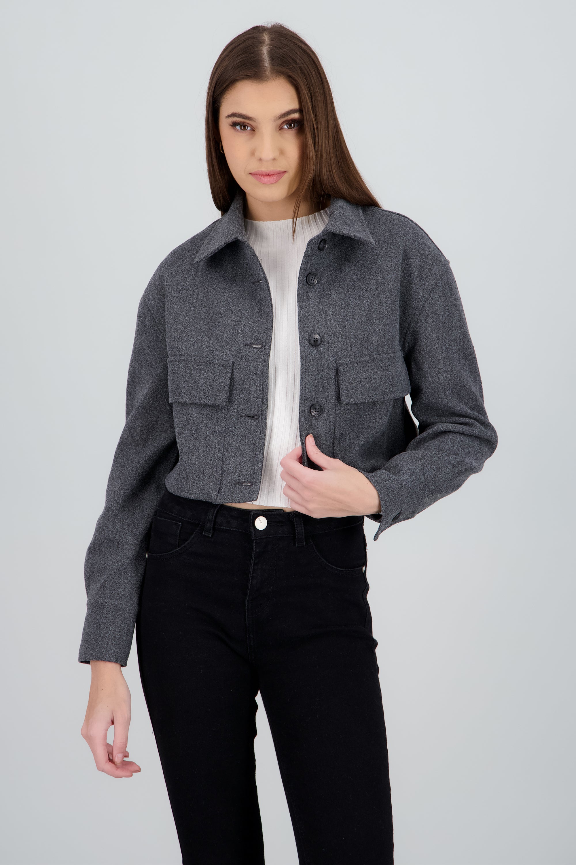 Chamarra corta con bolsas y botones GRIS OBSCURO