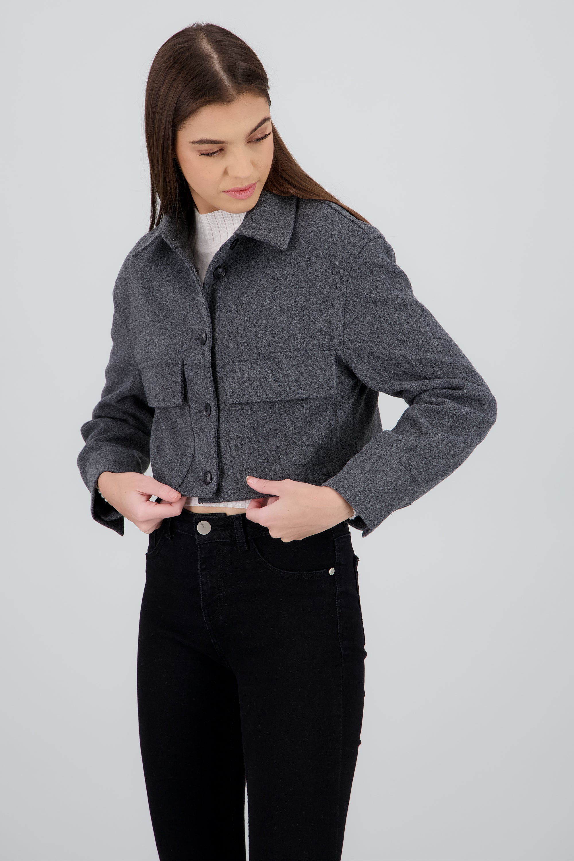 Chamarra corta con bolsas y botones GRIS OBSCURO