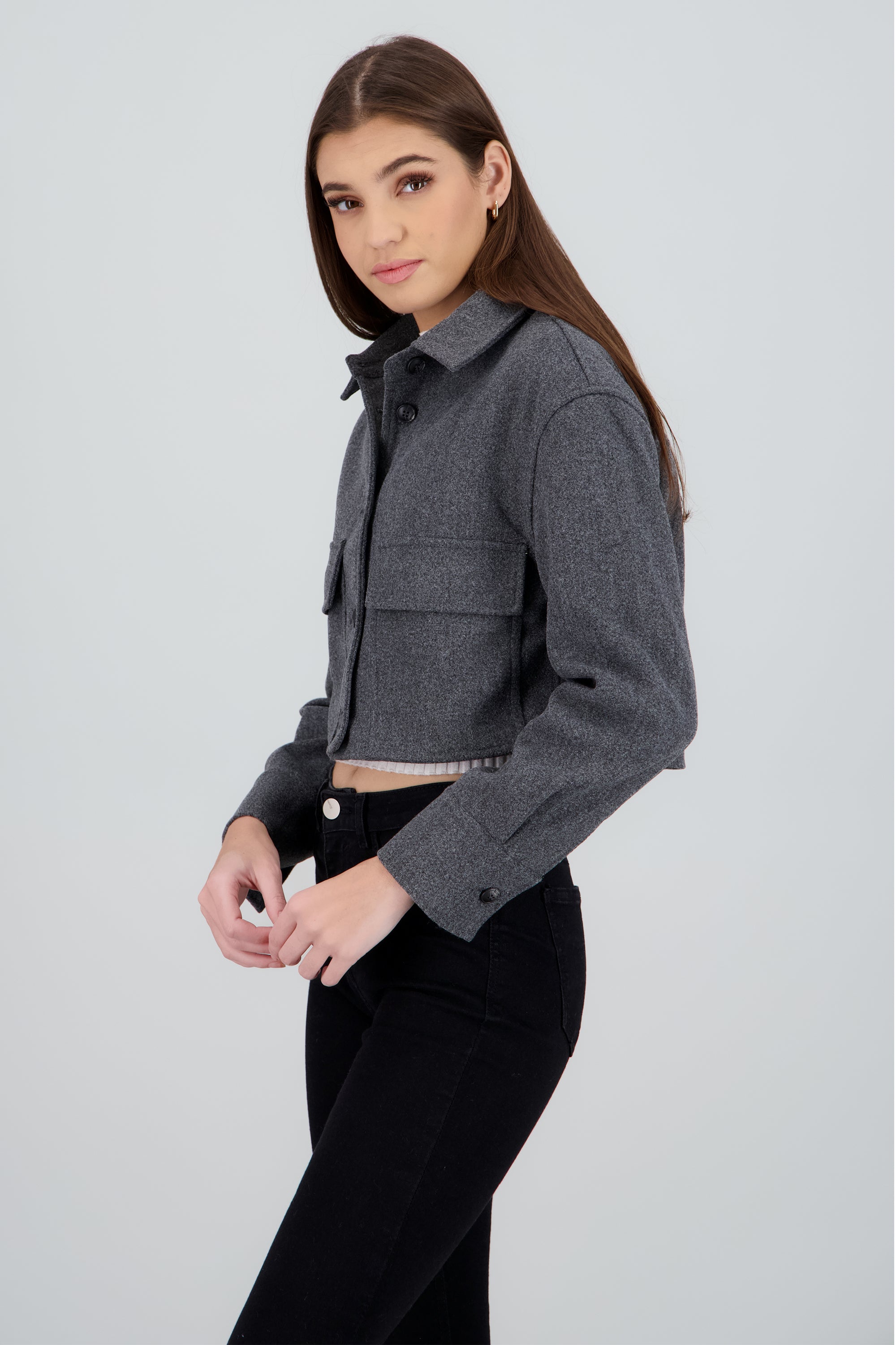 Chamarra corta con bolsas y botones GRIS OBSCURO