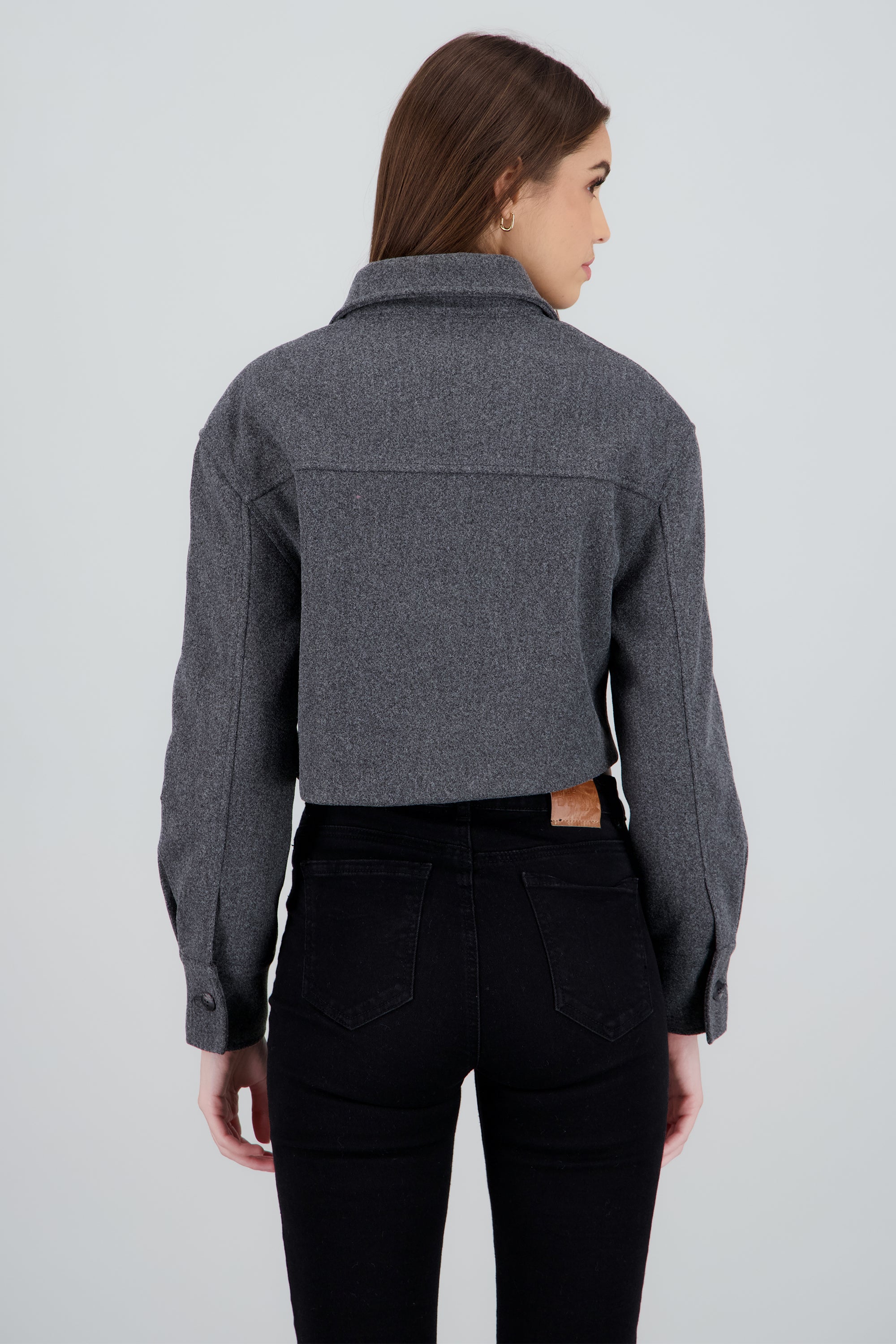 Chamarra corta con bolsas y botones GRIS OBSCURO