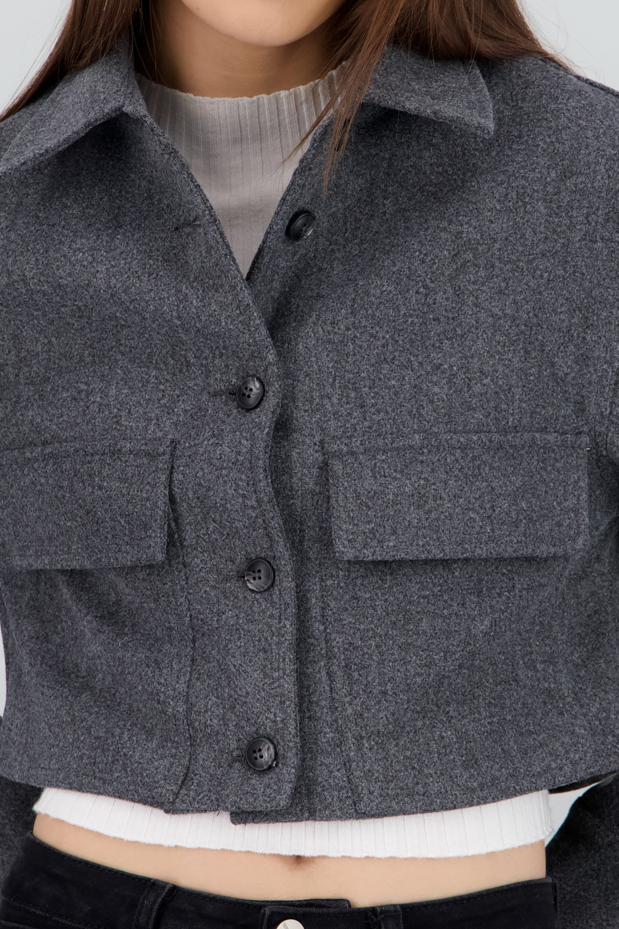 Chamarra corta con bolsas y botones GRIS OBSCURO