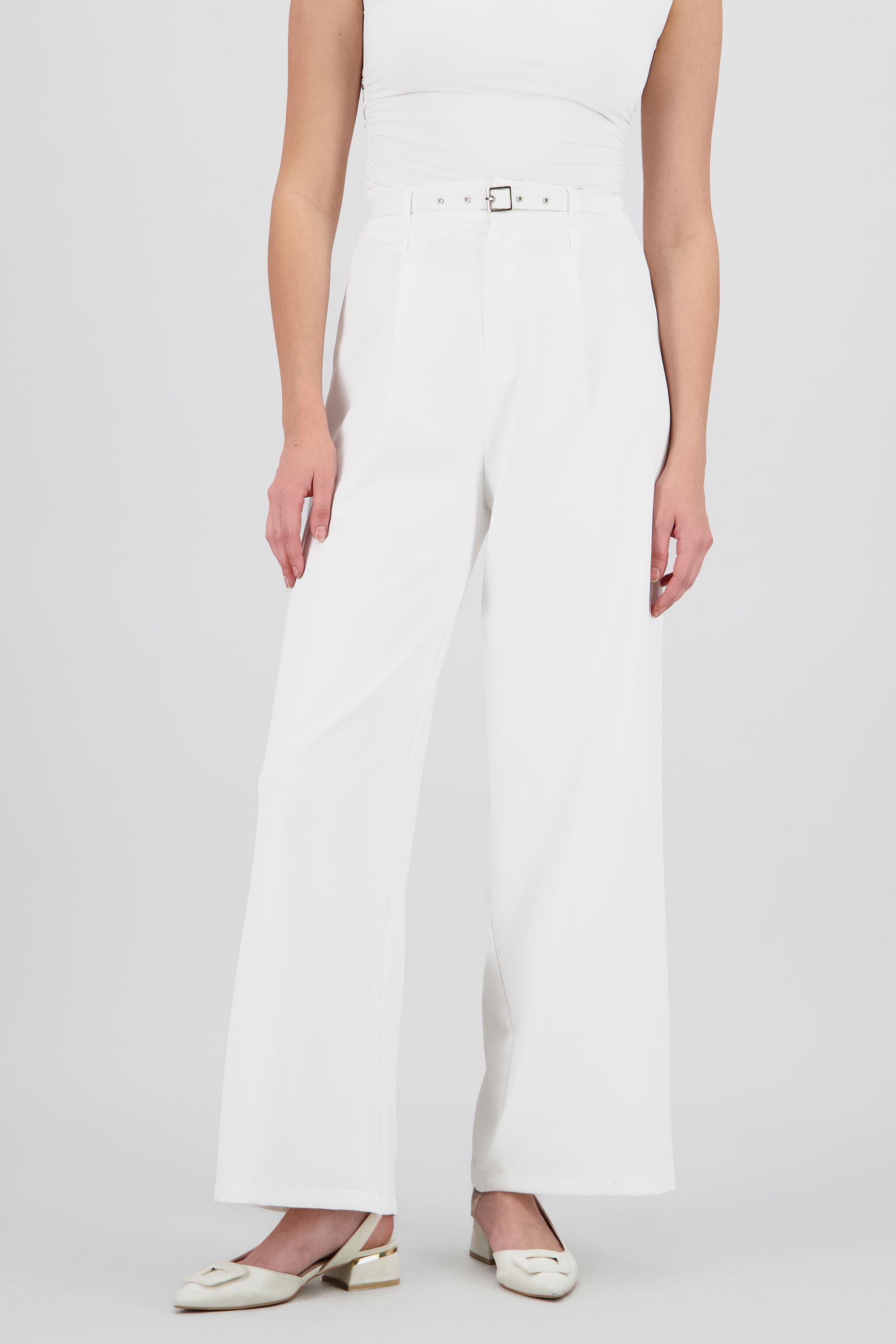 Pantalon amplio detalle cinturon BLANCO