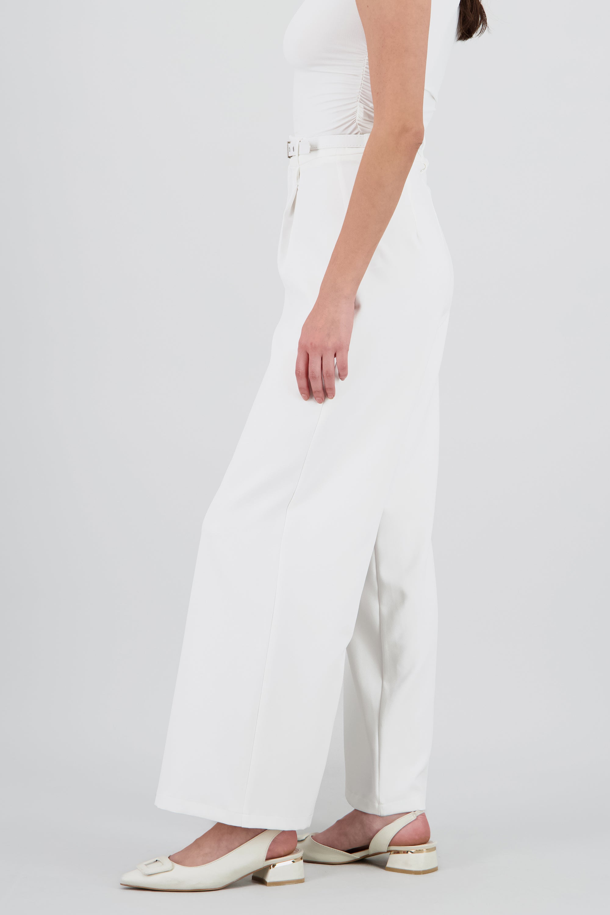 Pantalon amplio detalle cinturon BLANCO