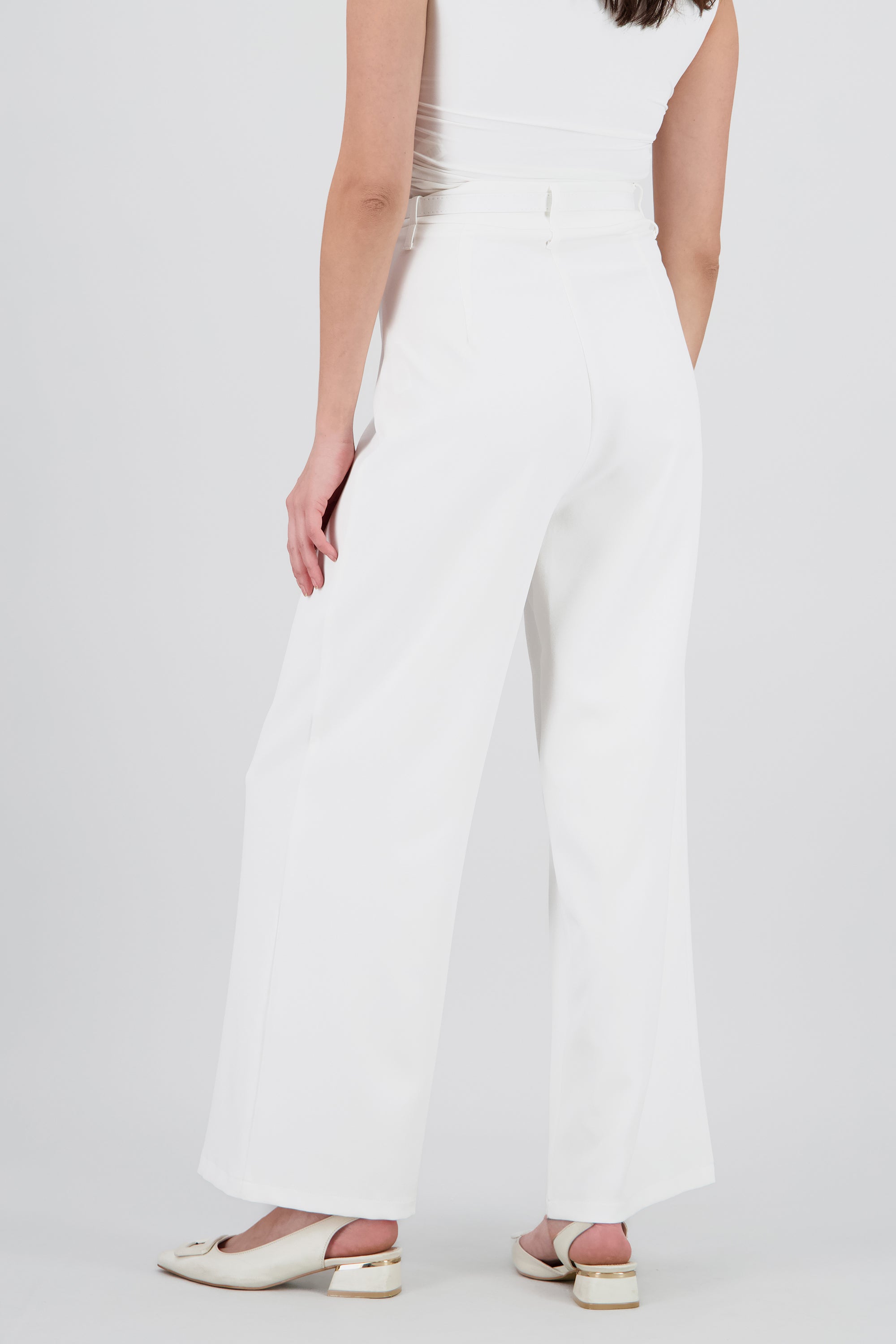 Pantalon amplio detalle cinturon BLANCO