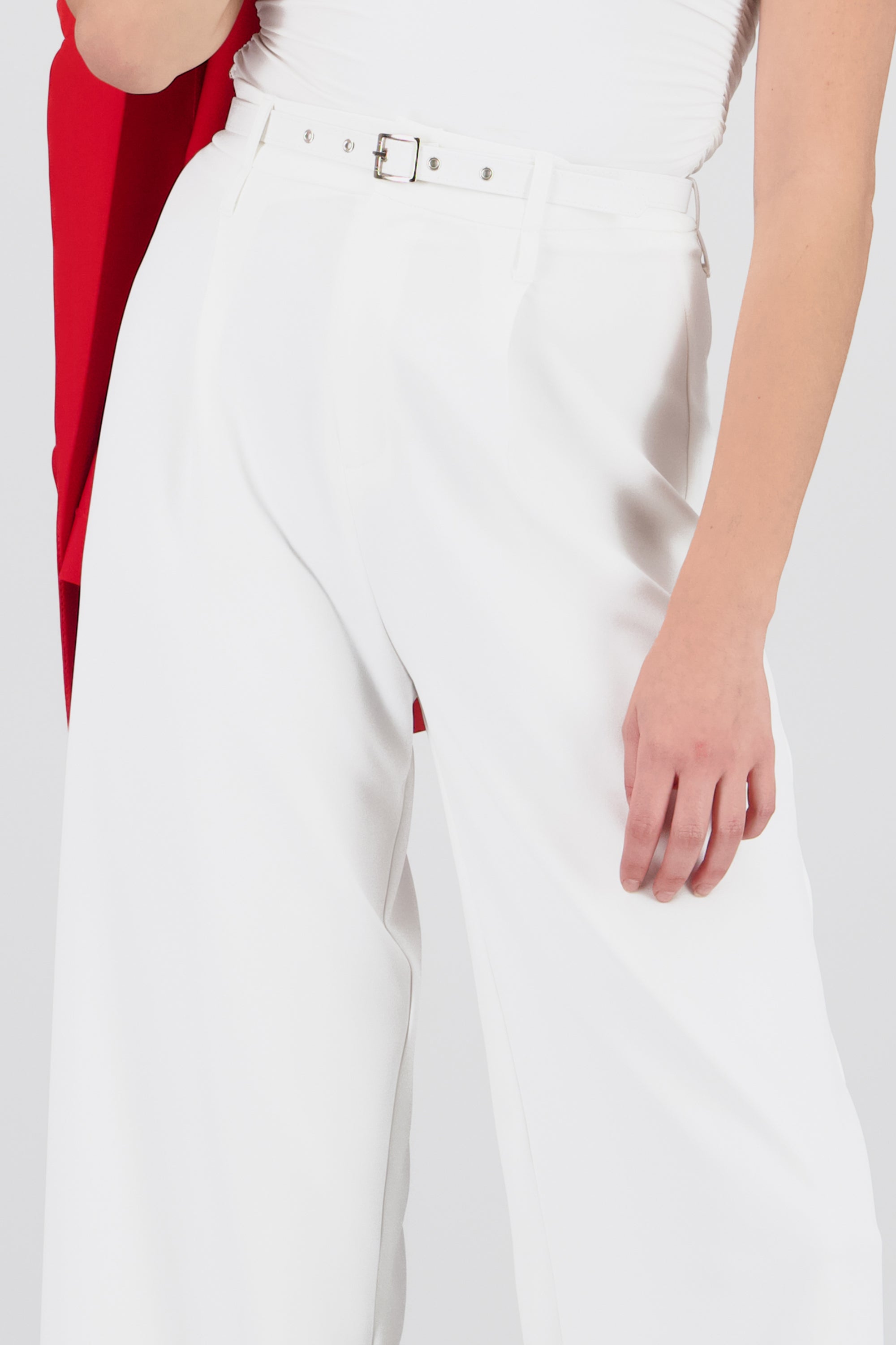 Pantalon amplio detalle cinturon BLANCO