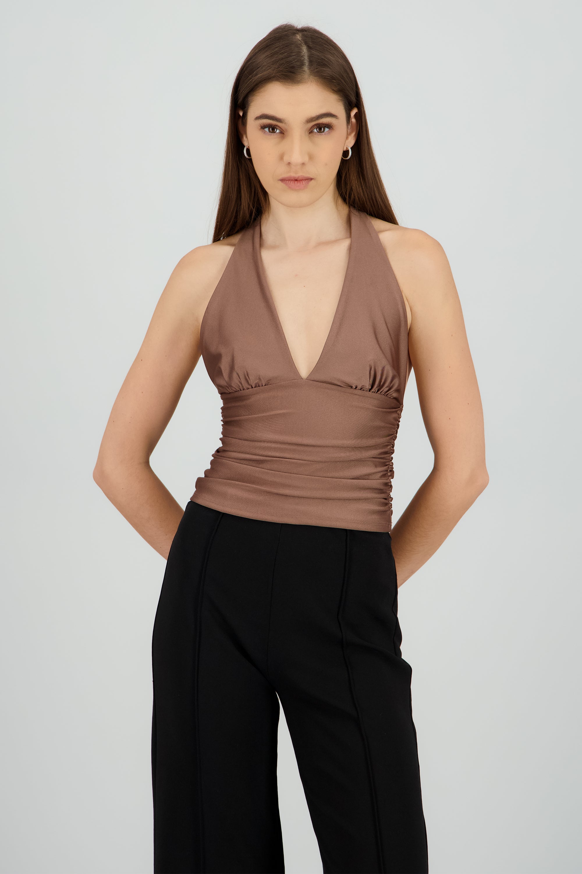 Top halter con detalle de pliegues liso CAFE