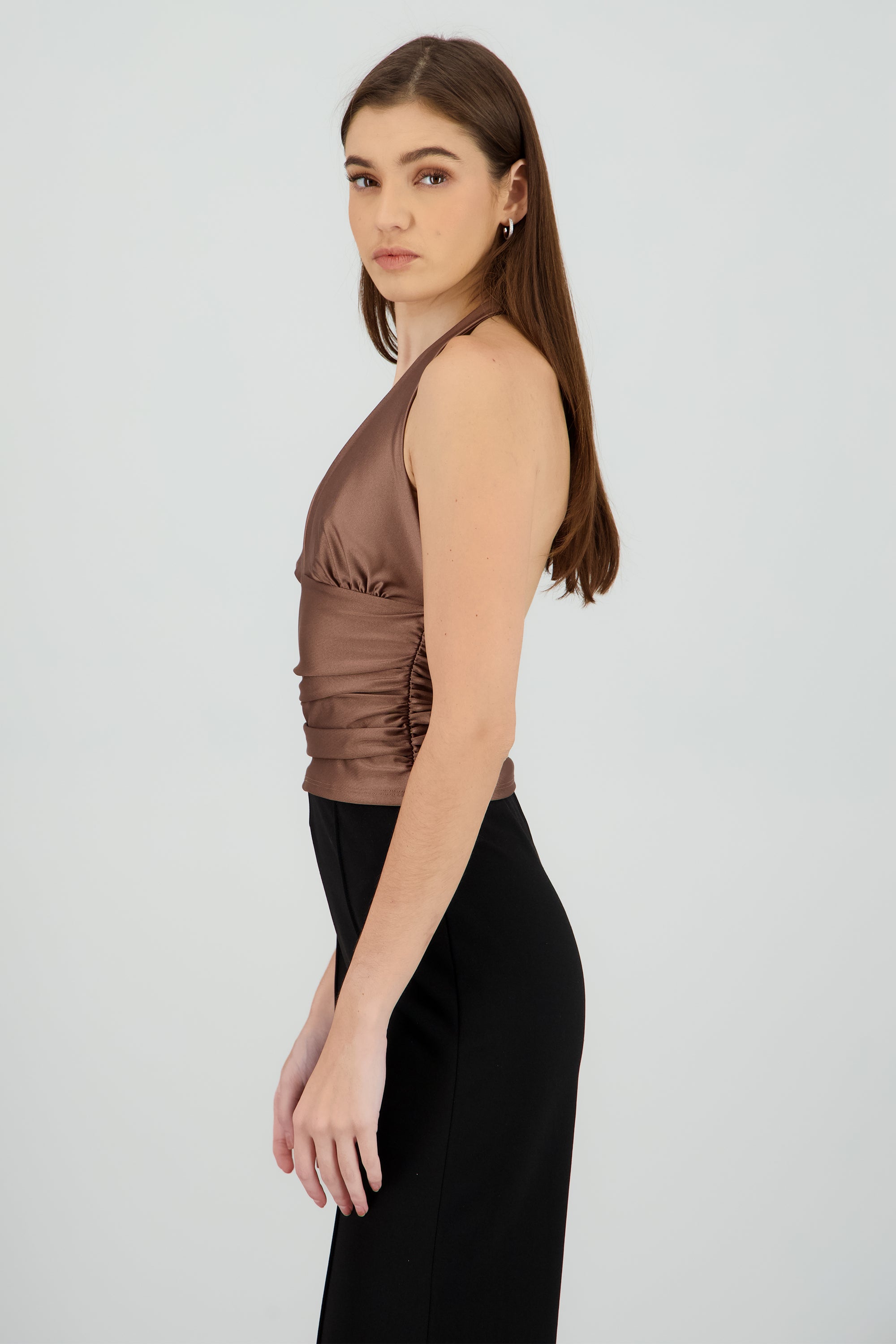 Top halter con detalle de pliegues liso CAFE