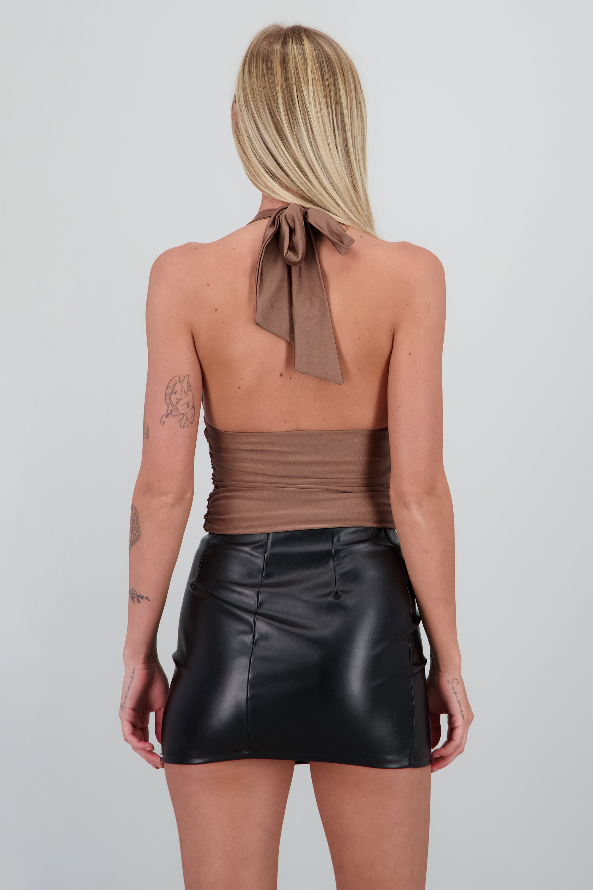 Top halter con detalle de pliegues liso CHOCOLATE