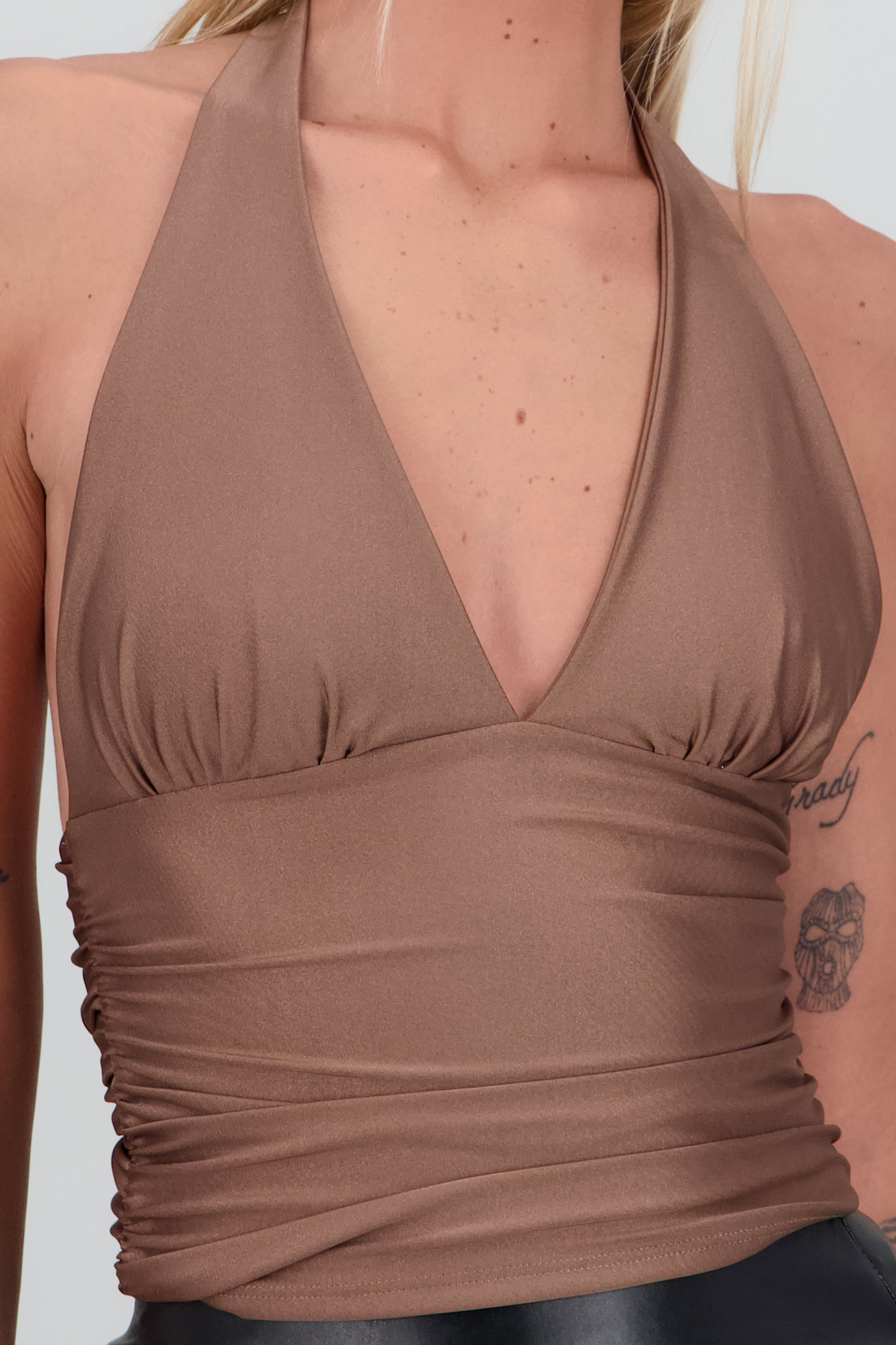 Top halter con detalle de pliegues liso CHOCOLATE