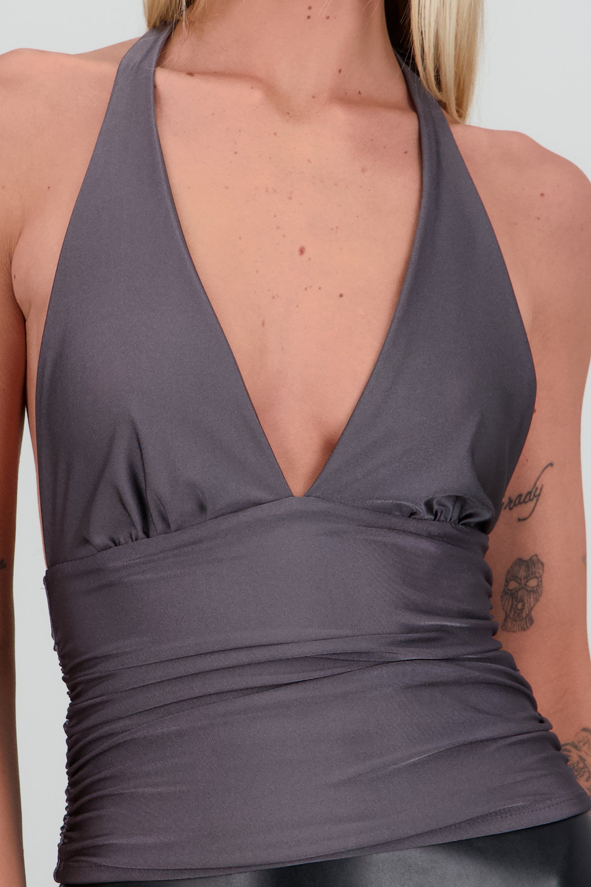 Top halter con detalle de pliegues liso PETROLEO