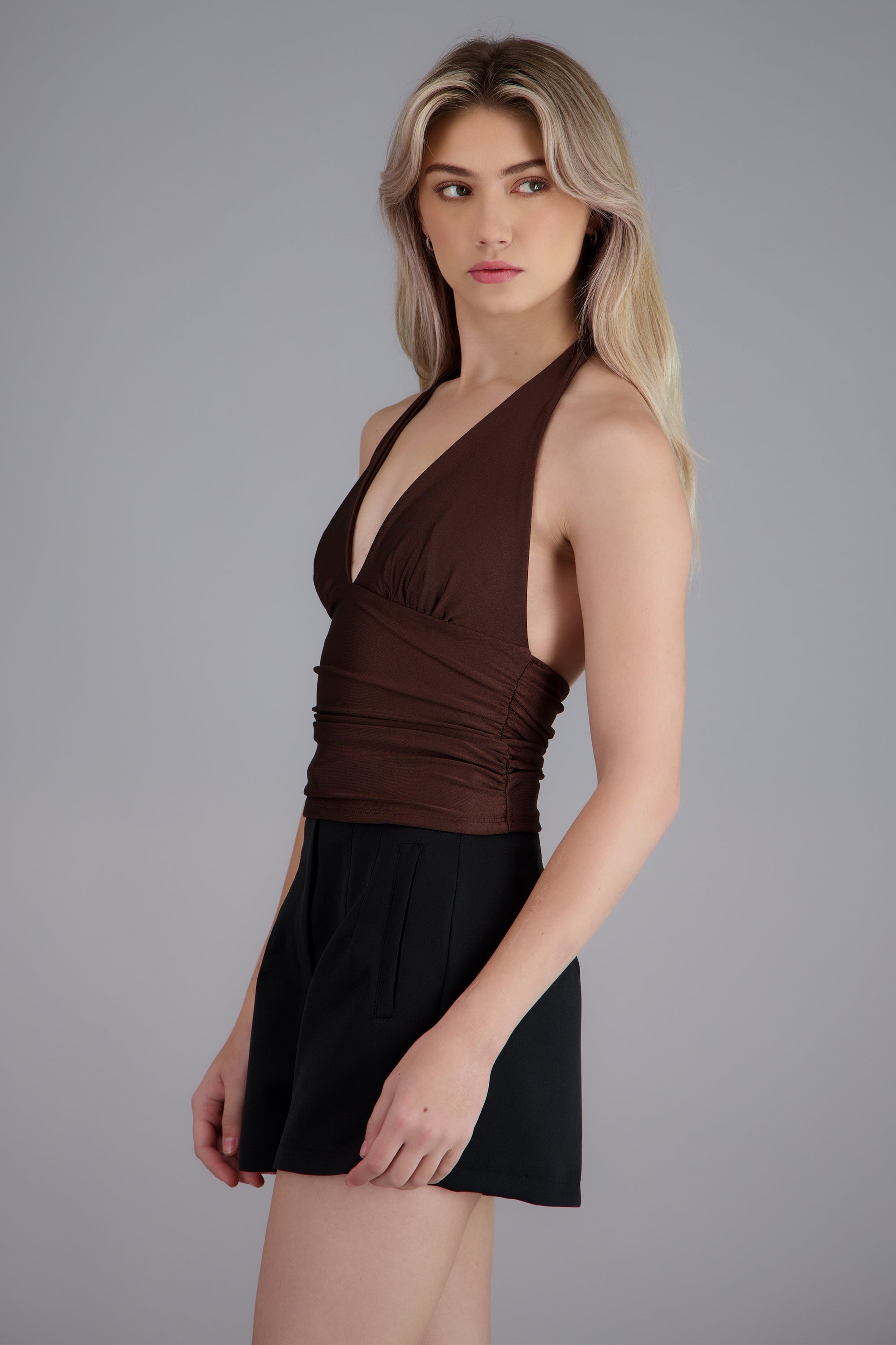 Top halter con detalle de pliegues liso CAFE OBSCURO