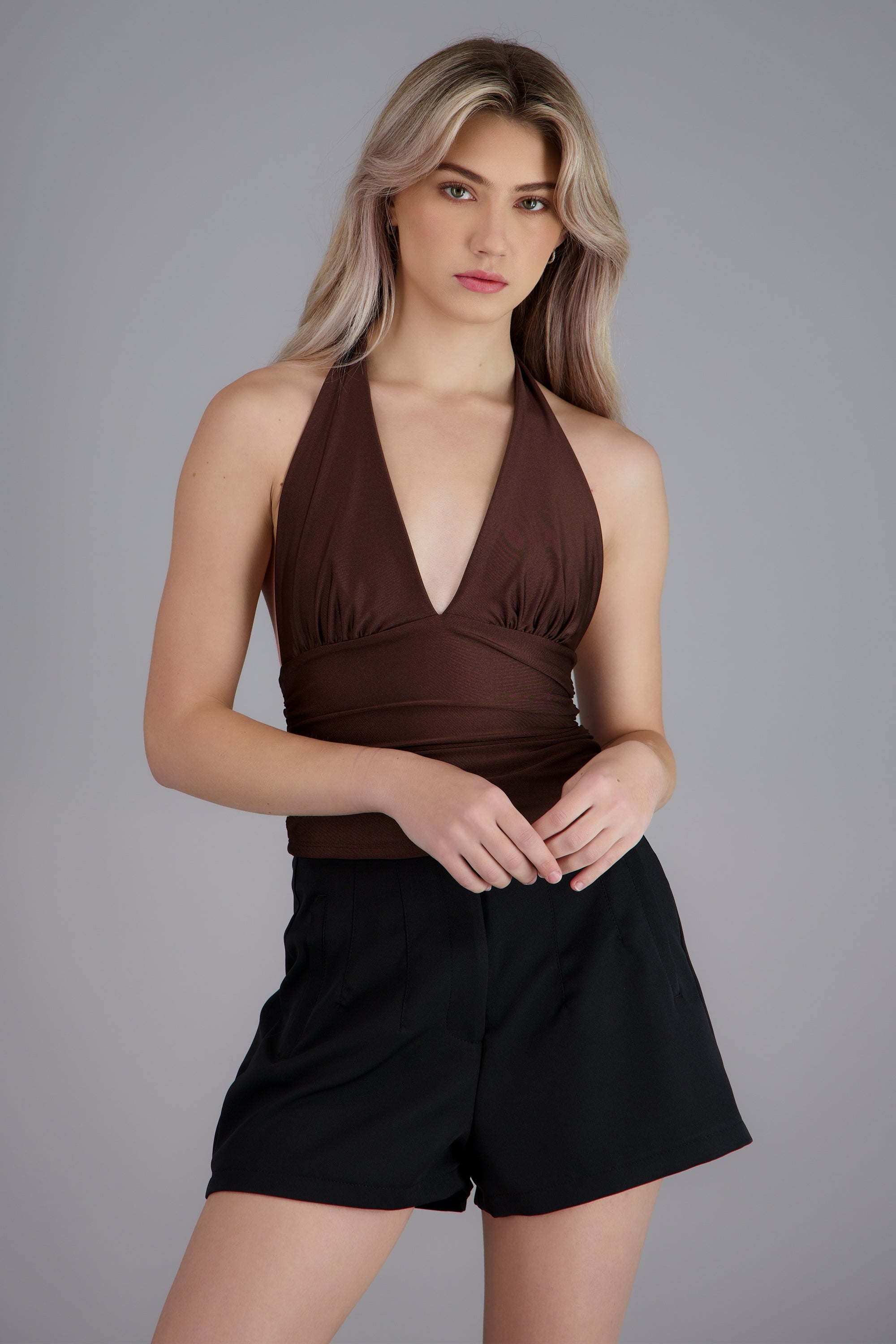 Top halter con detalle de pliegues liso CAFE OBSCURO