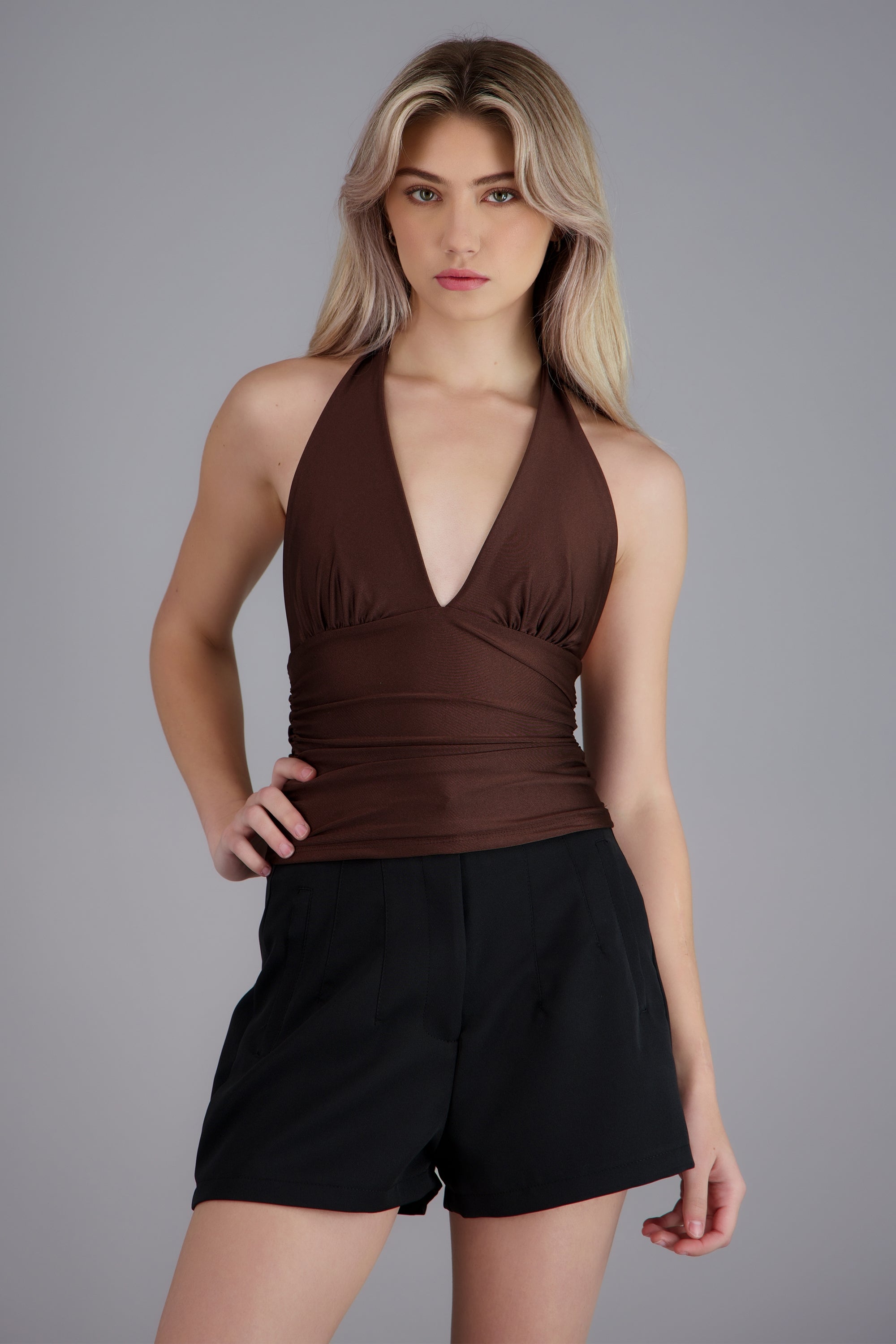 Top halter con detalle de pliegues liso CAFE OBSCURO