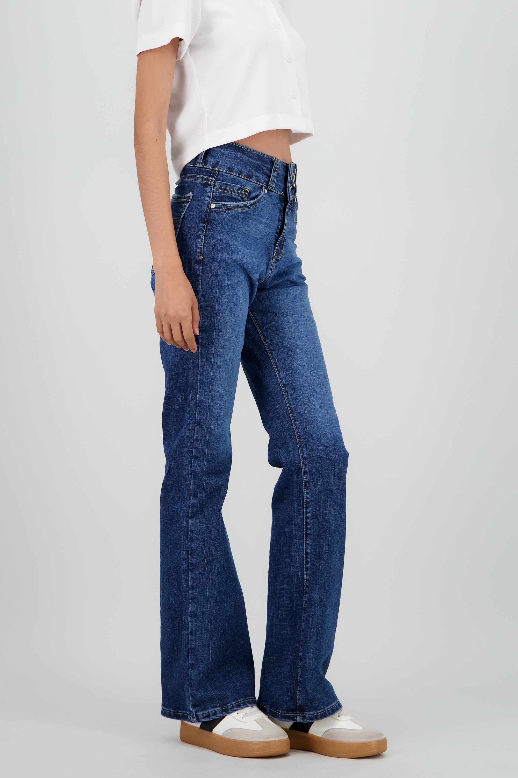 Jeans flare corte básico DARK WASH