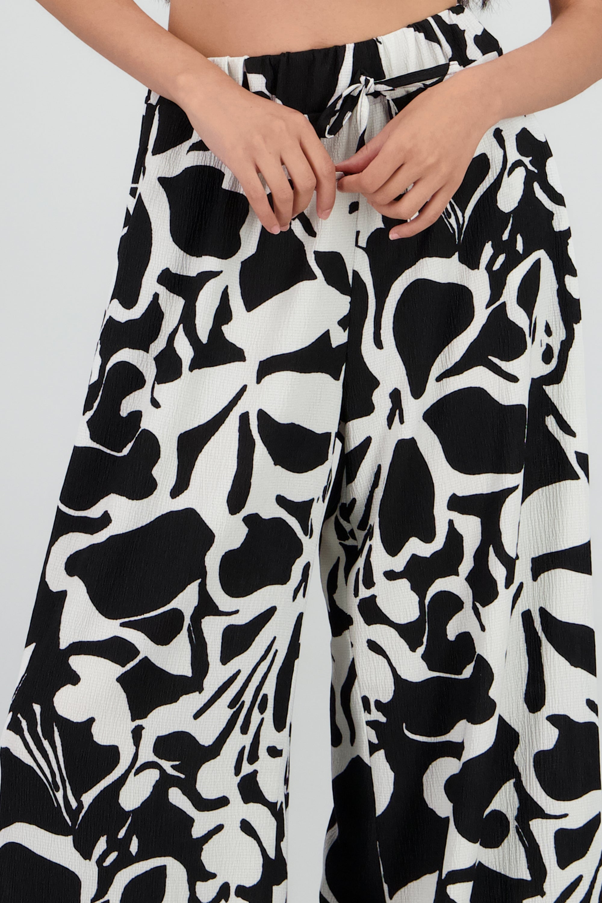 Pantalon estampado flores wide leg NEGRO COMBO