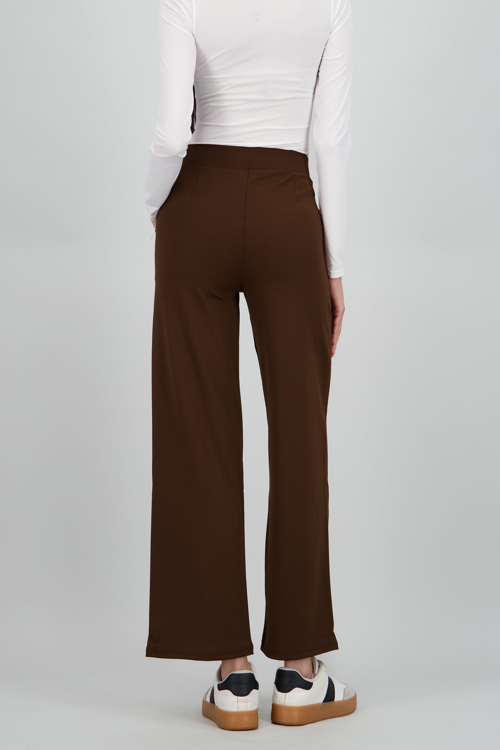 Pantalon liso con bolsas CHOCOLATE