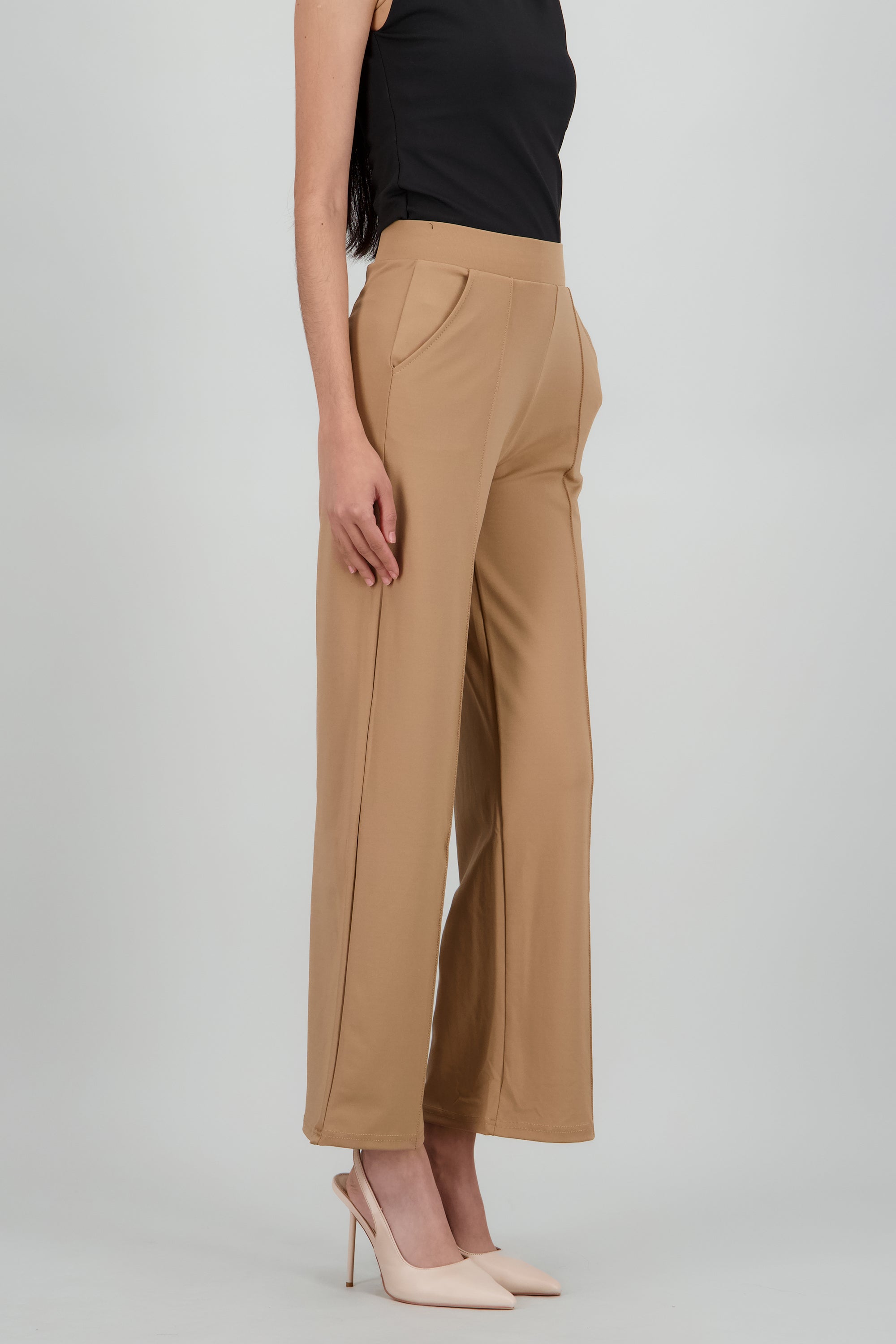 Pantalon liso con bolsas KHAKI