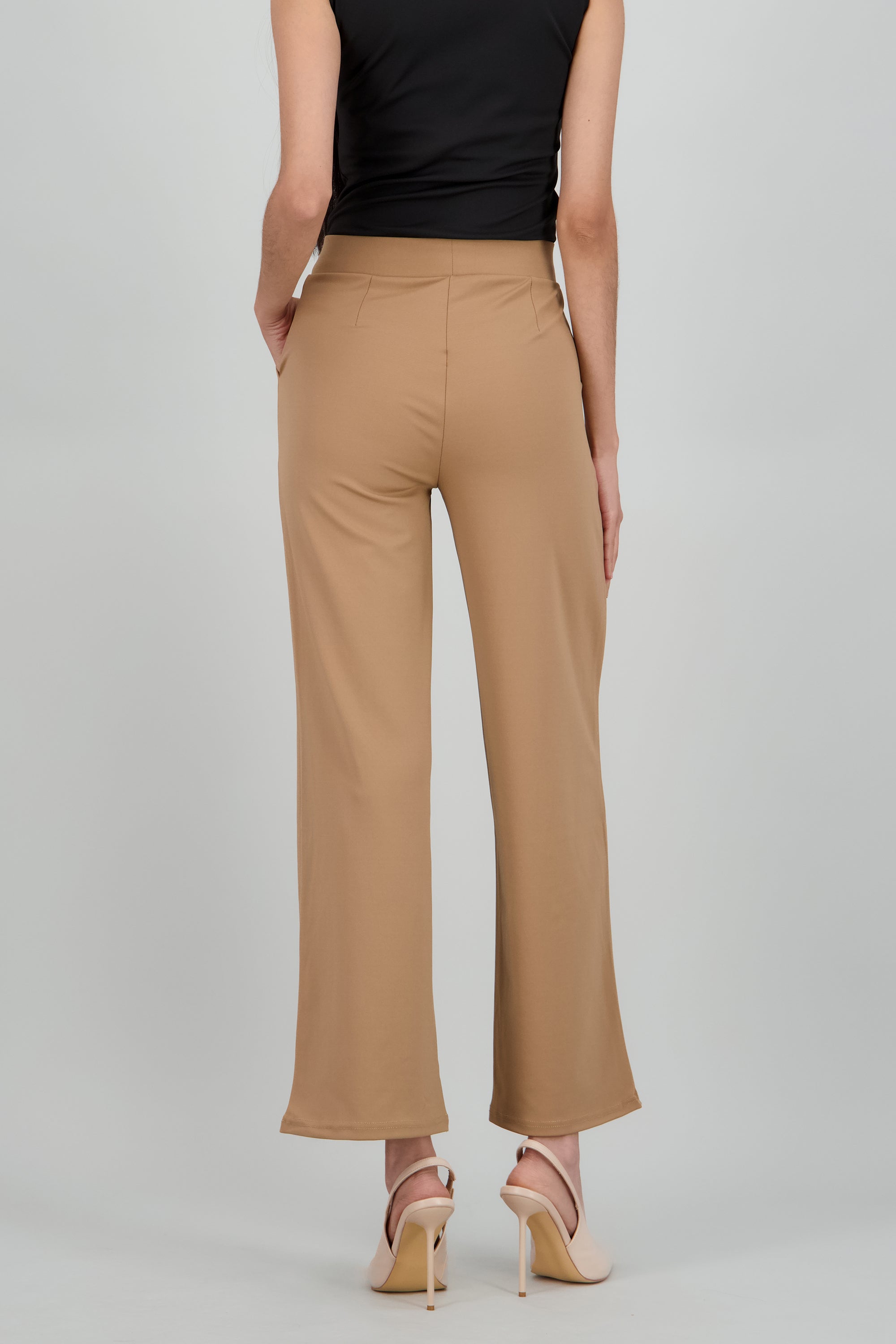 Pantalon liso con bolsas KHAKI