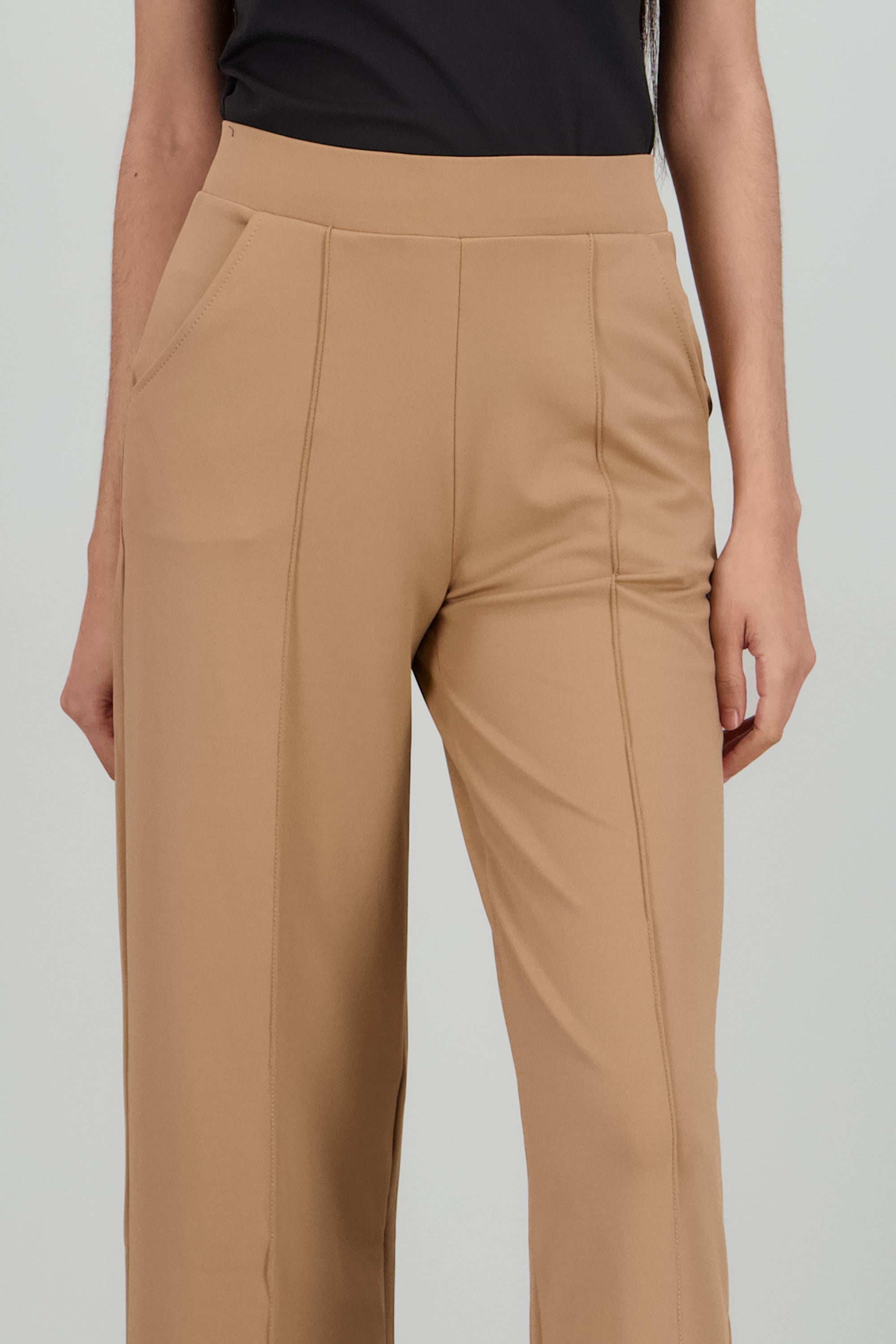 Pantalon liso con bolsas KHAKI