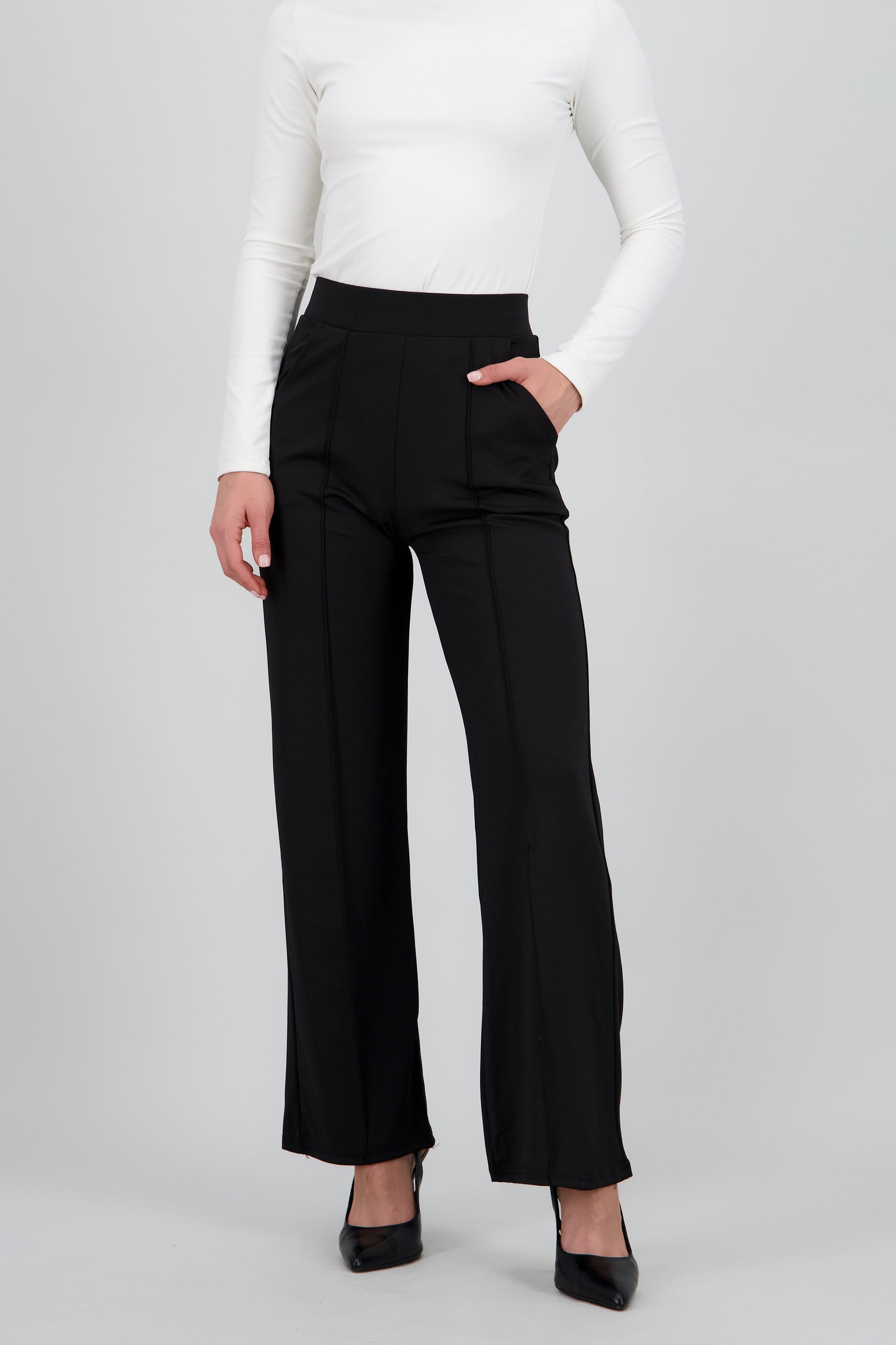Pantalon liso con bolsas NEGRO