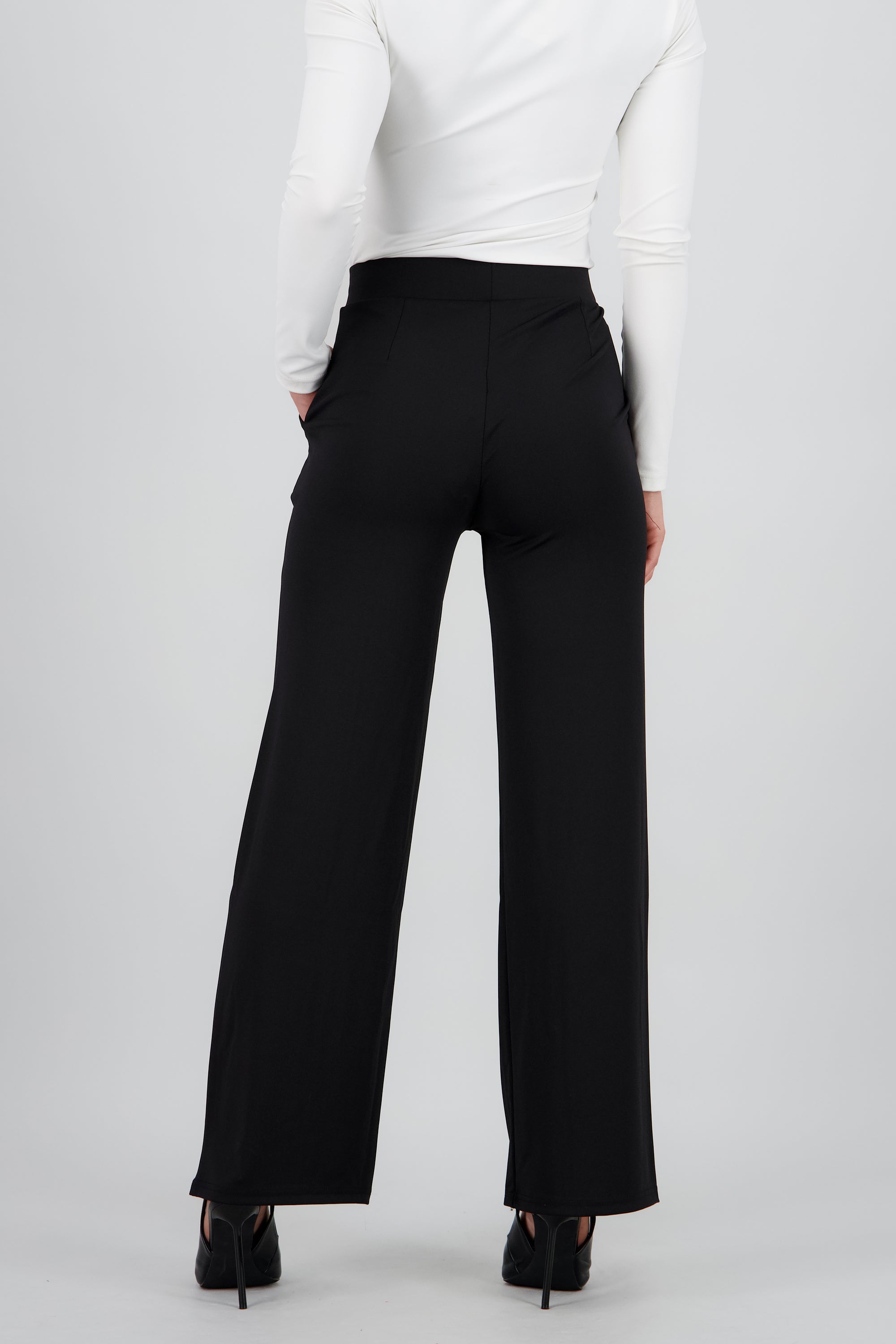Pantalon liso con bolsas NEGRO
