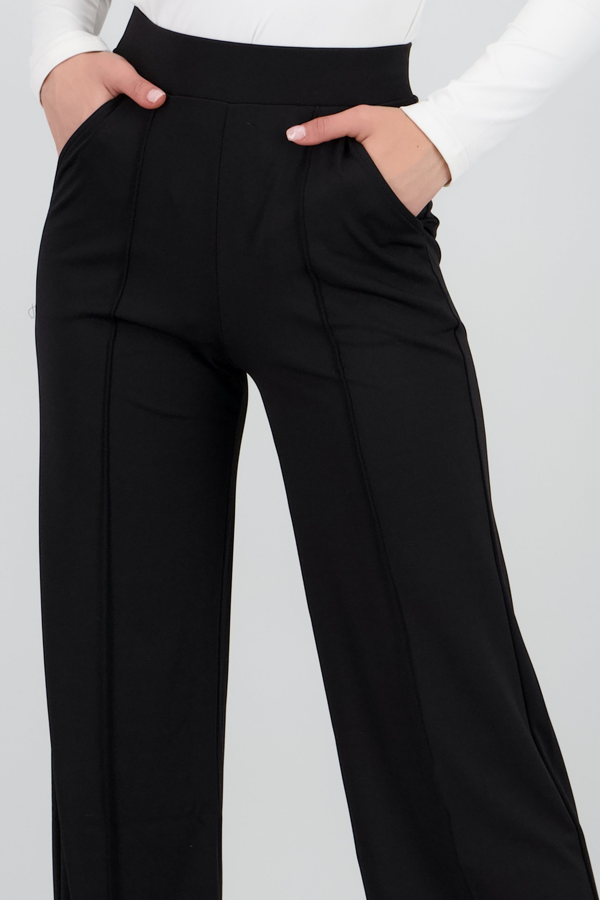 Pantalon liso con bolsas NEGRO