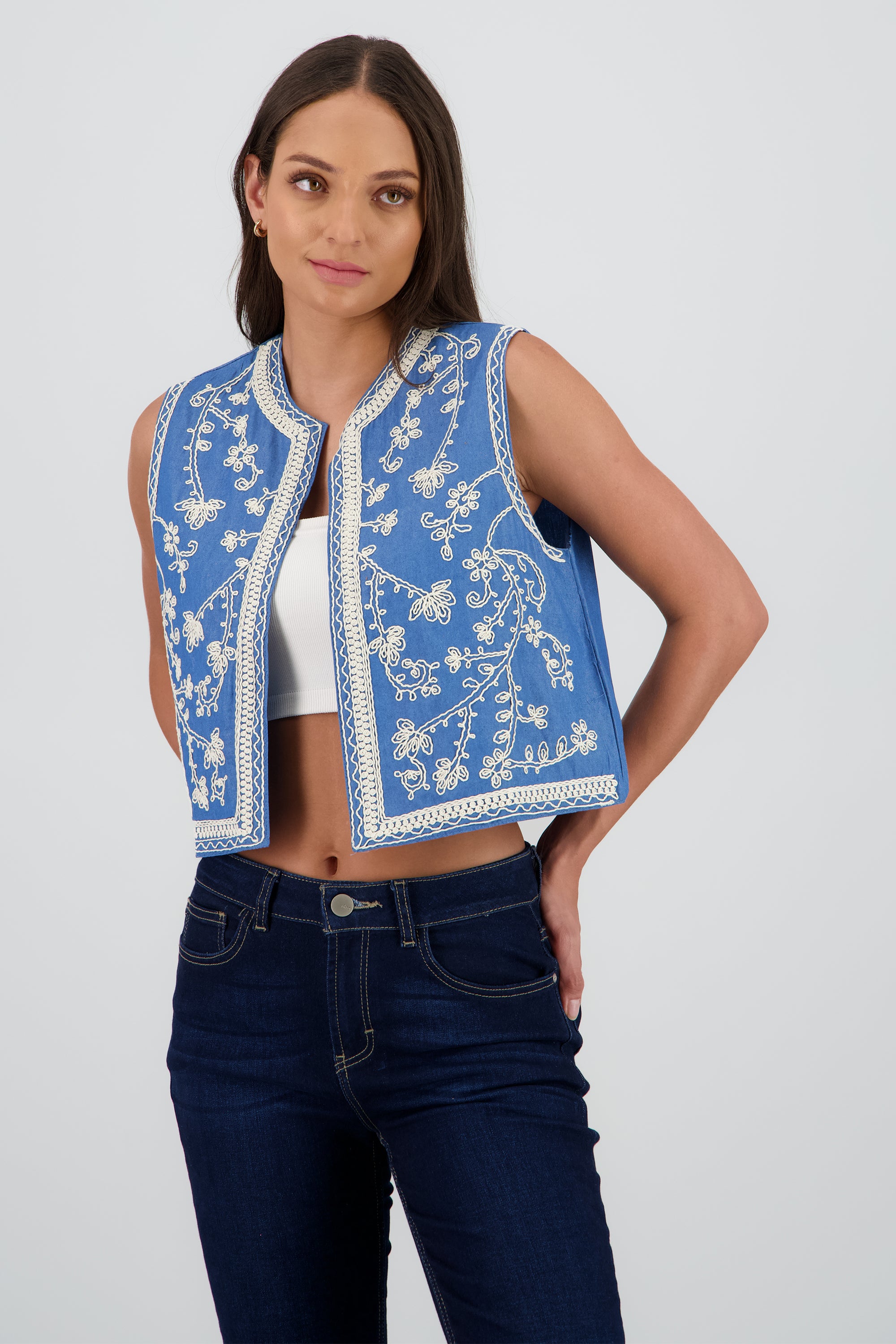 Chaleco bordado flores AZUL CIELO