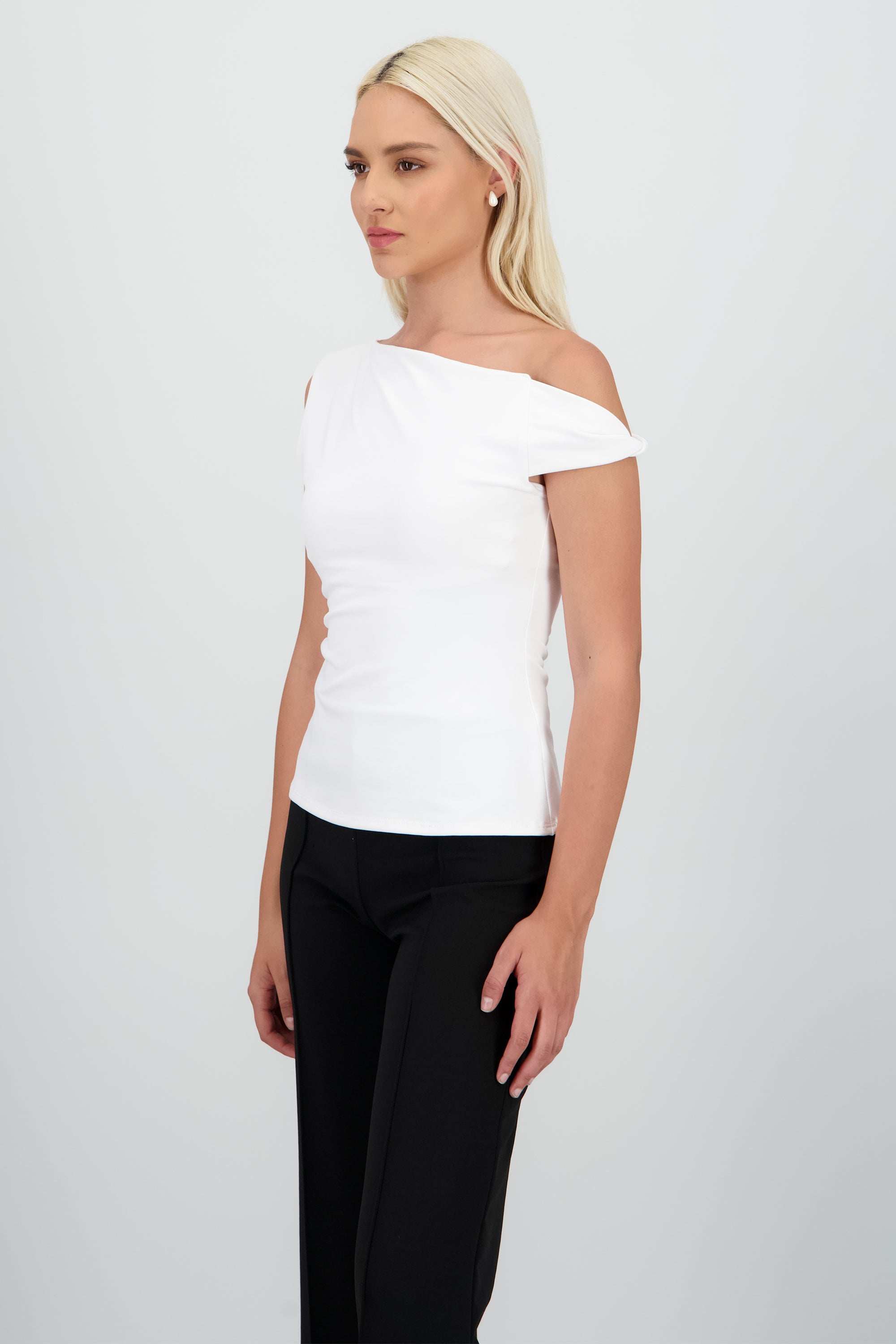 Top asimetrico off shoulder BLANCO