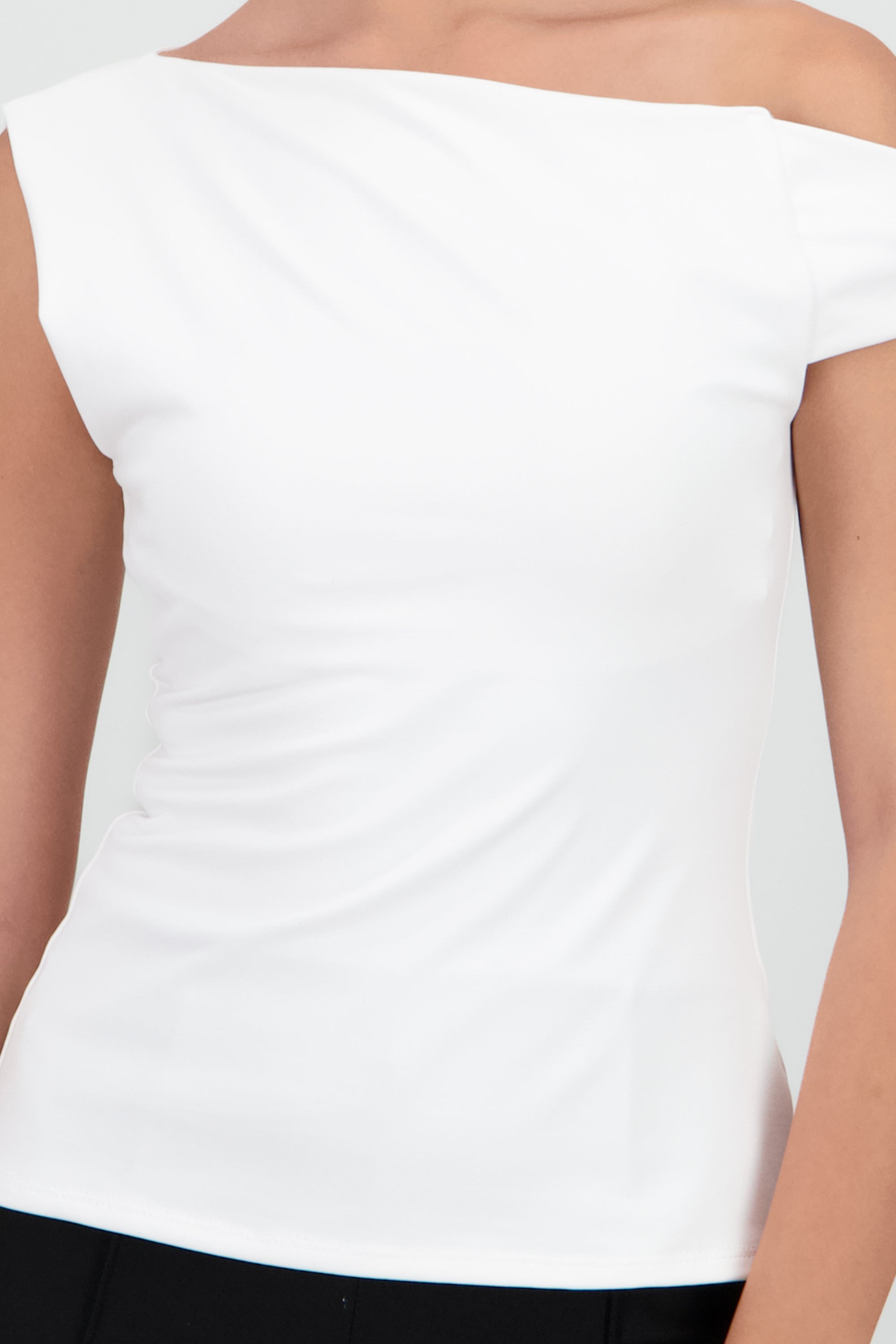 Top asimetrico off shoulder BLANCO