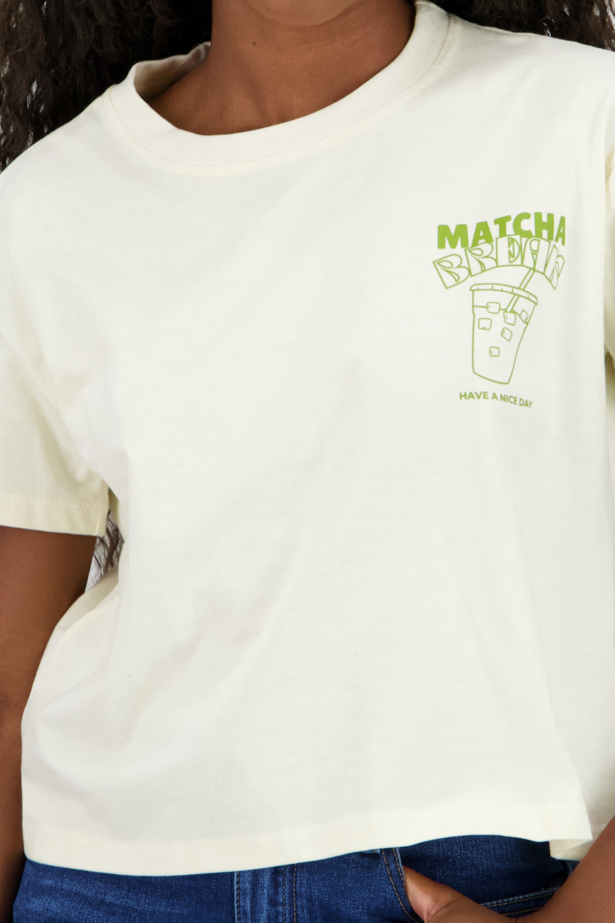 Playera boxy estampado matcha BEIGE