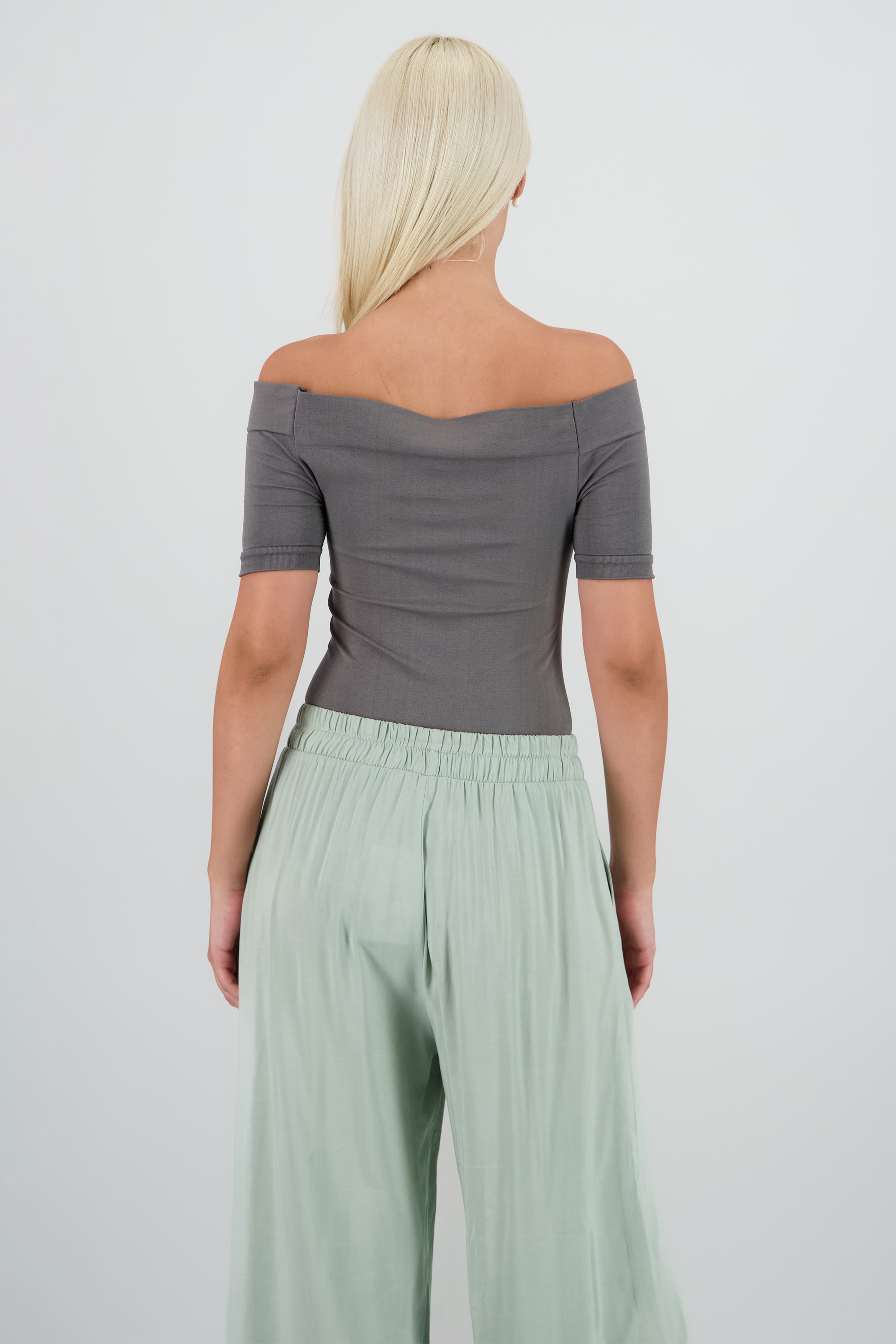 Bodysuit Liso Hombros Descubiertos GRIS OBSCURO