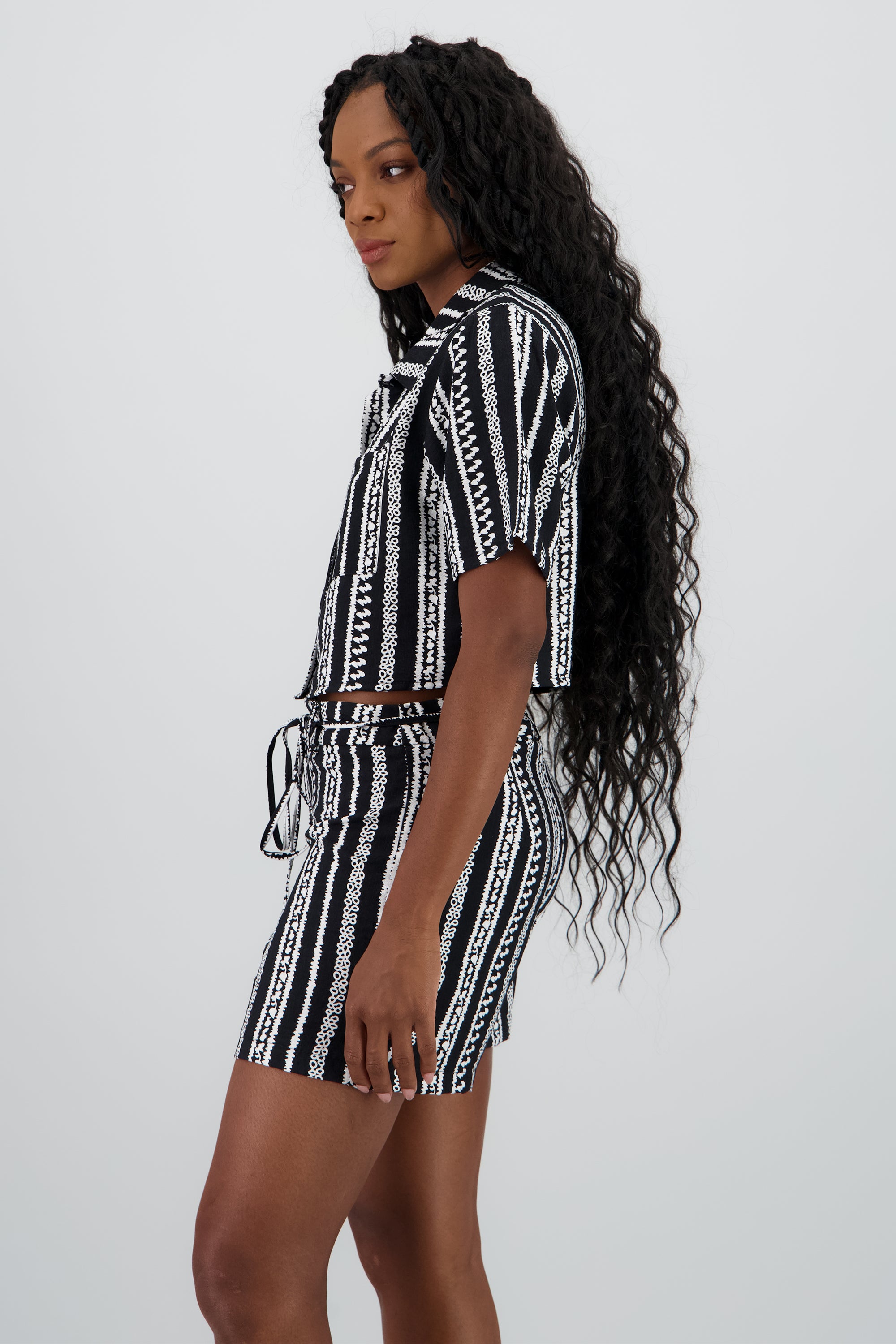 Camisa crop manga corta detalle bolsas NEGRO COMBO