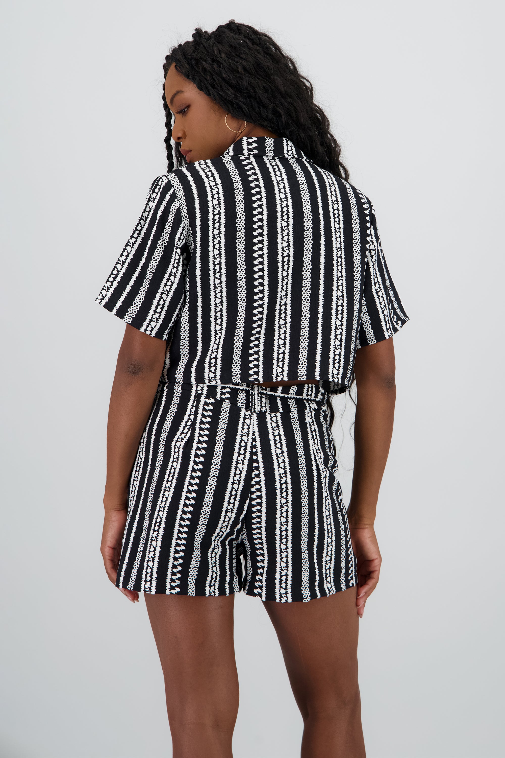 Camisa crop manga corta detalle bolsas NEGRO COMBO
