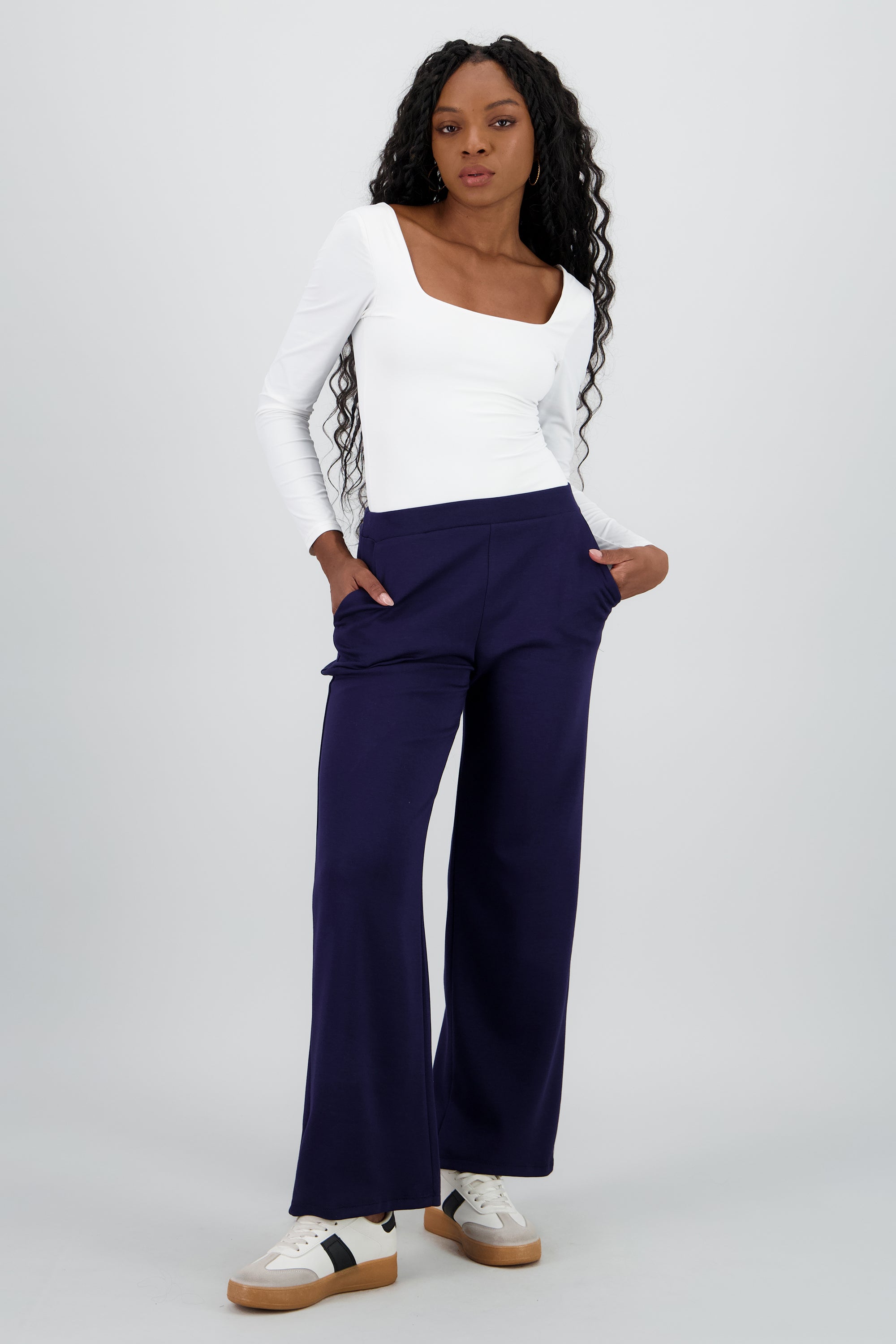 Pantalon amplio liso detalle bolsas MARINO