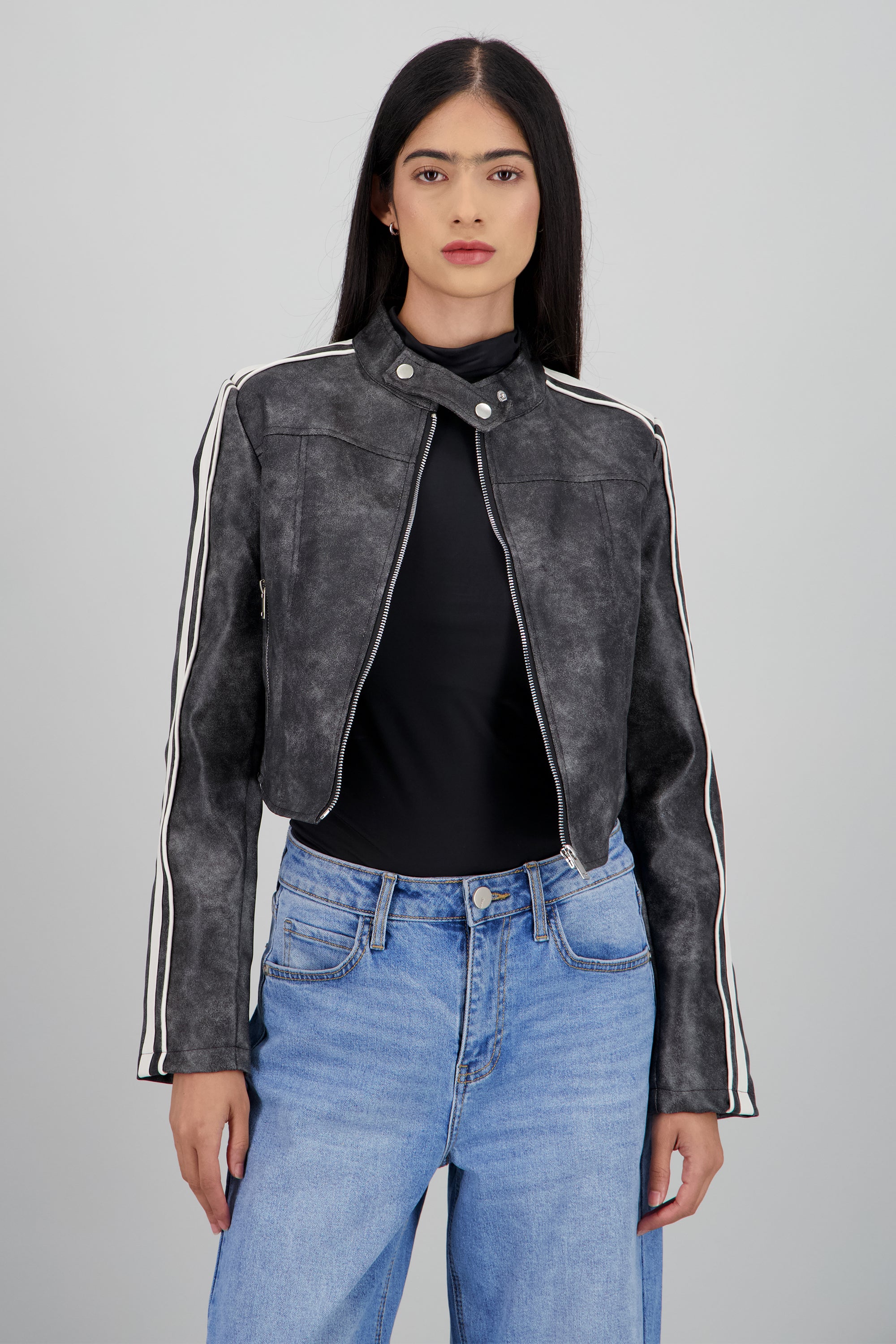 Chamarra estilo destagado rayas en costado GRIS COMBO